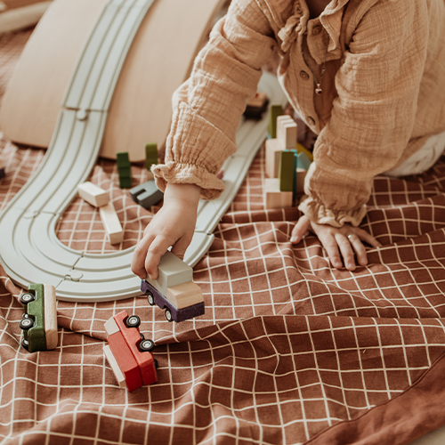 play&go speelkleed en opbergzak noomad - grid brown