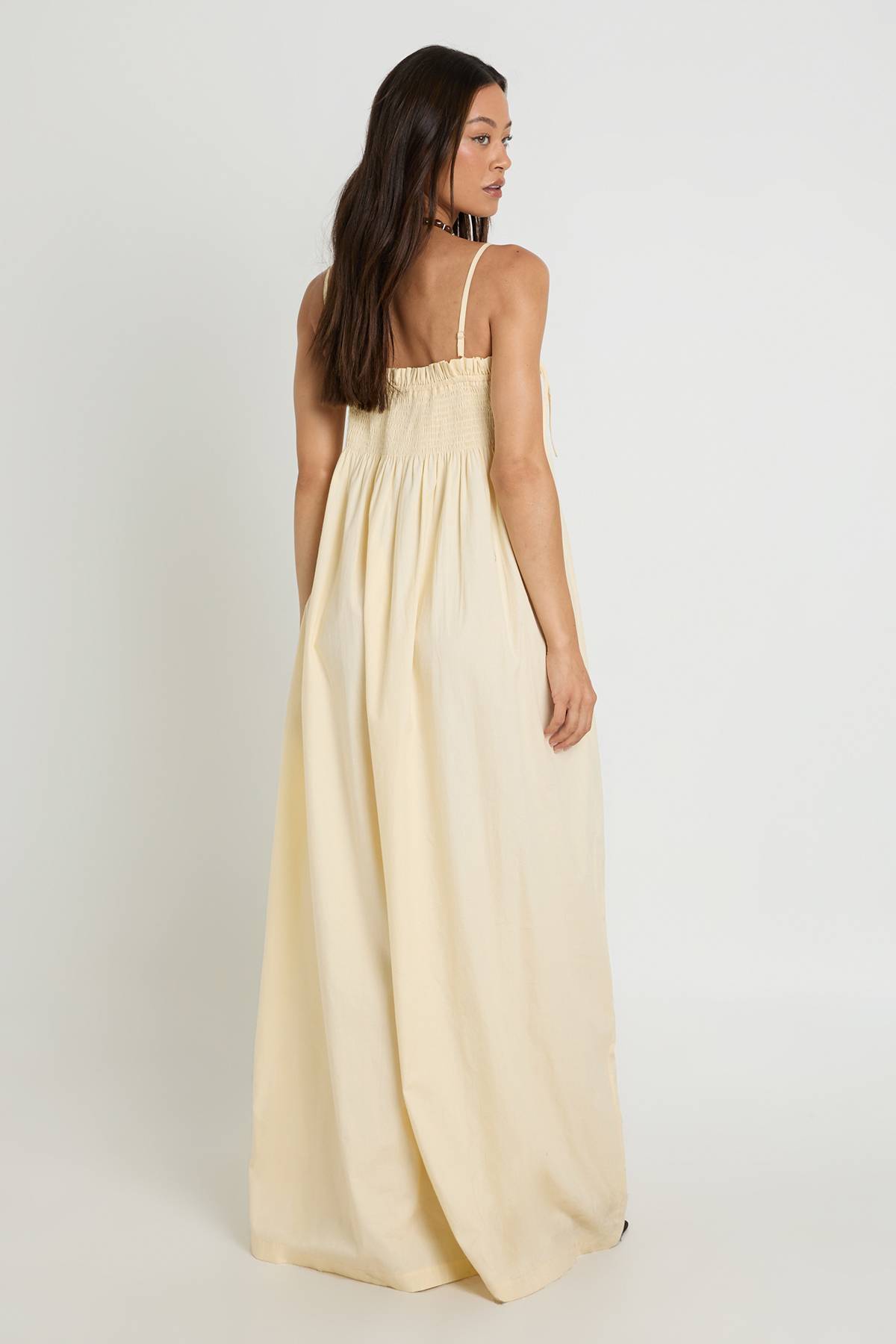 boohoo Robe Longue Smockée À Détails Froncés Pour Grandes Tailles