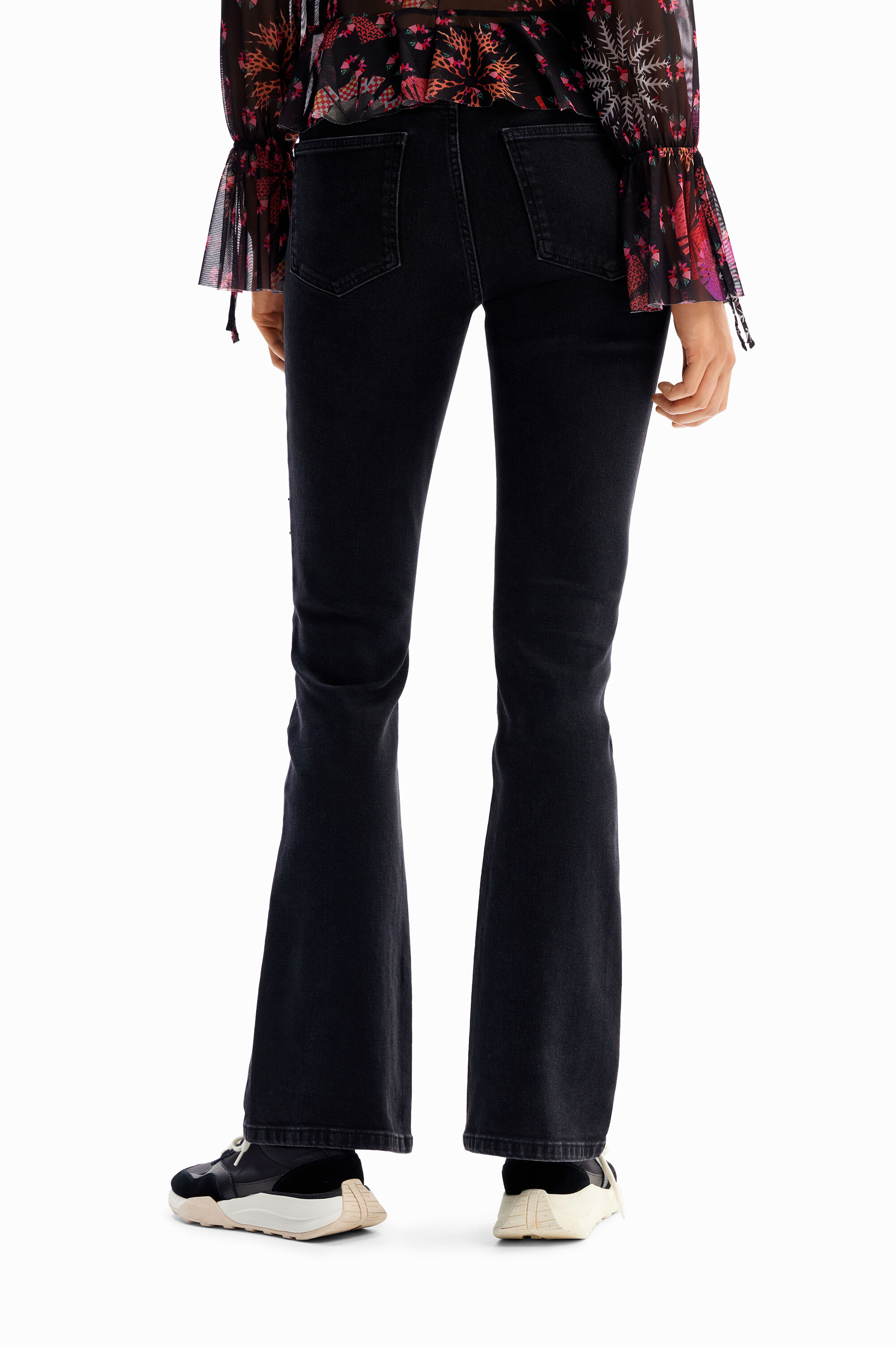 calça jeans flare com strass