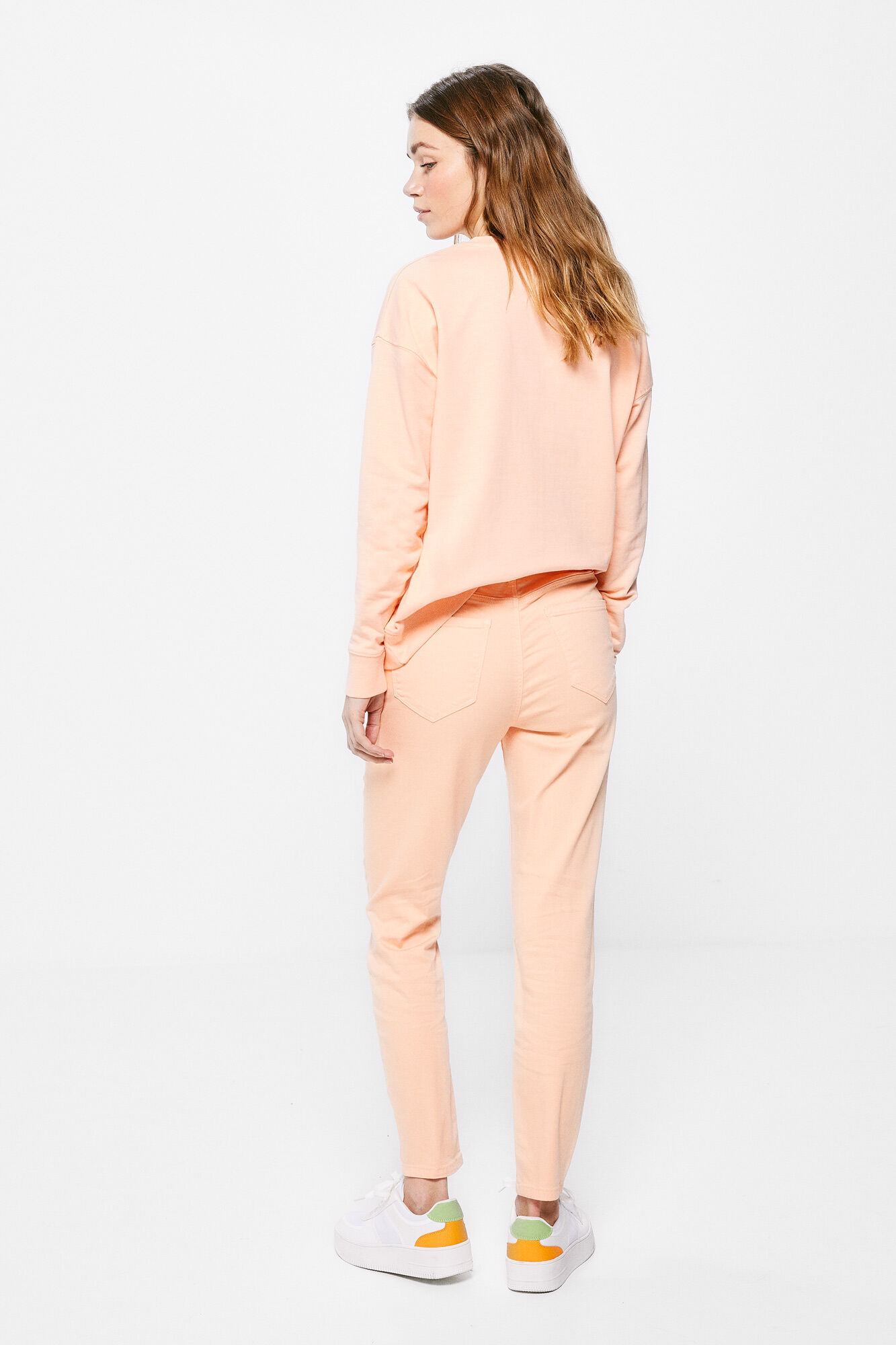 Calça jeans cropped slim tingida ecologicamente - coral