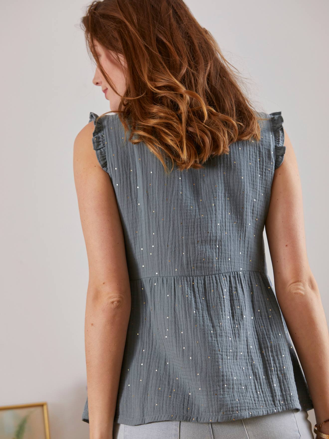 Blusa de maternidade e amamentação em chiffon de algodão branco claro com estampa.