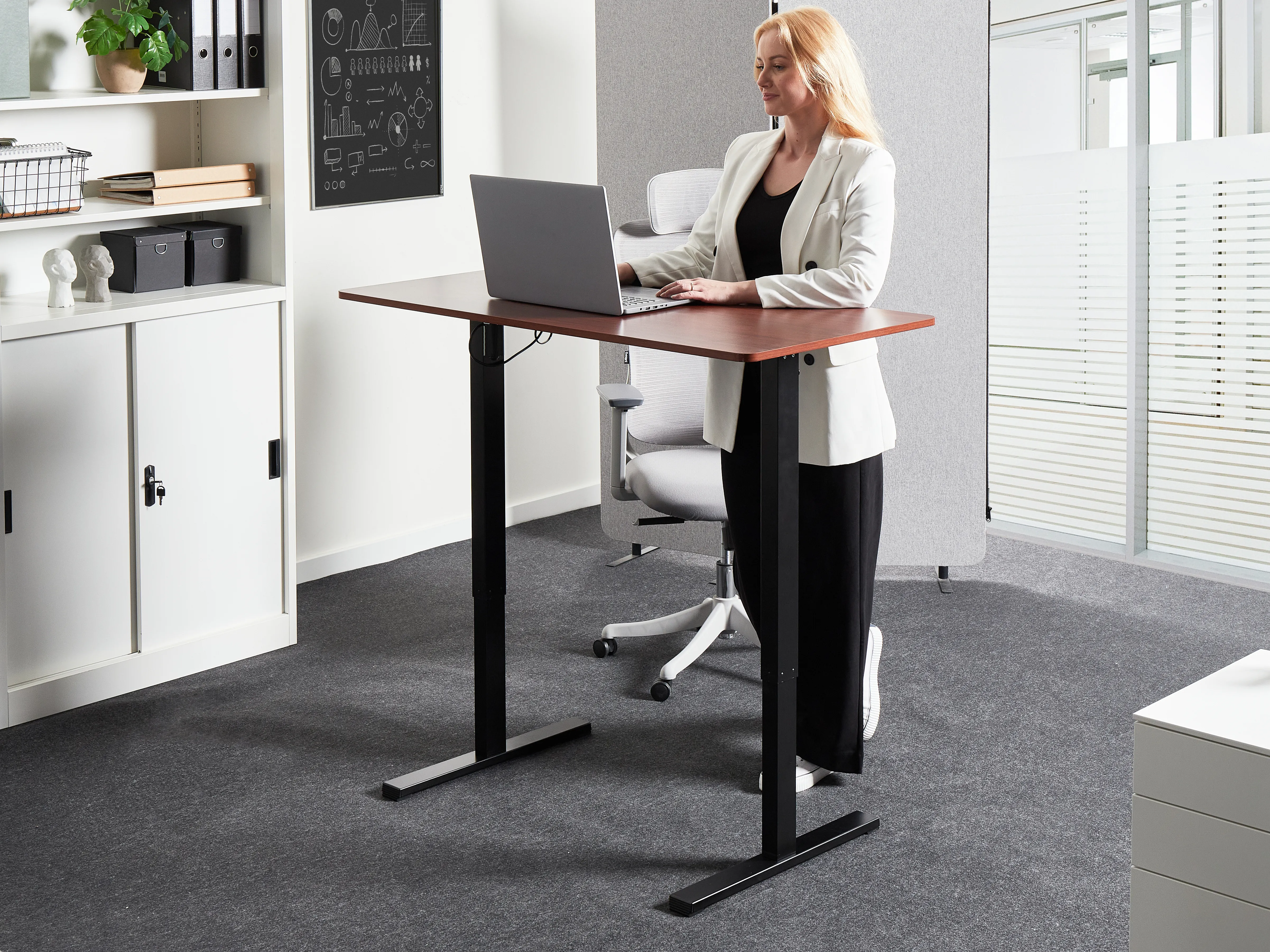 Elektrisch verstelbaar sta-bureau TAVARES Bruin/zwart 120 cm 60 cm