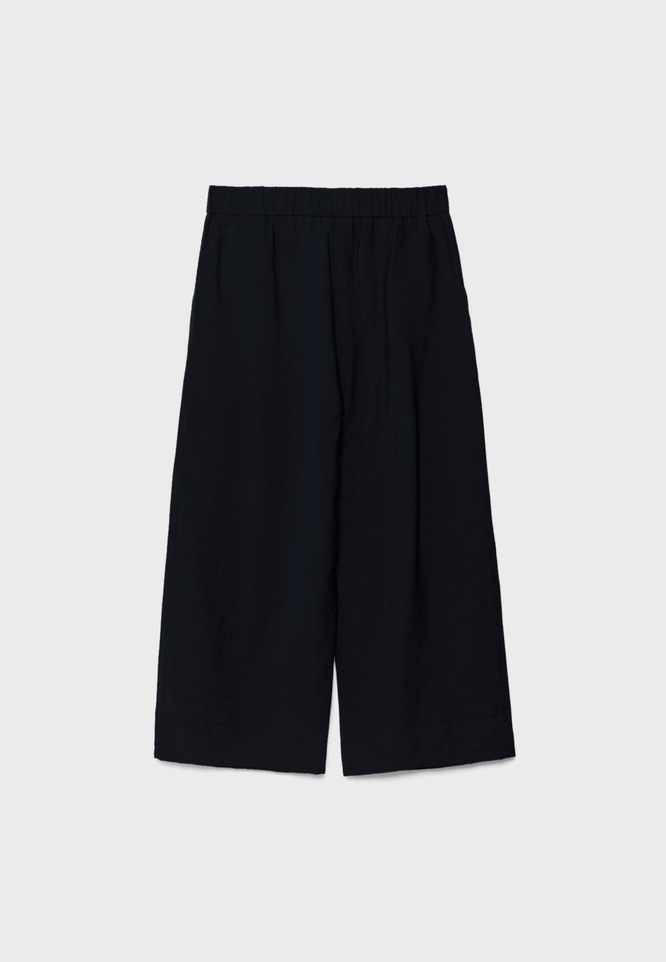 Calças pantalonas fluidas com pences