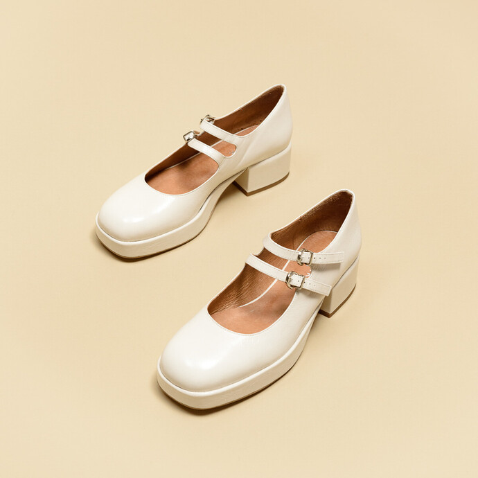 Babies à talons et brides  en cuir brillant écru