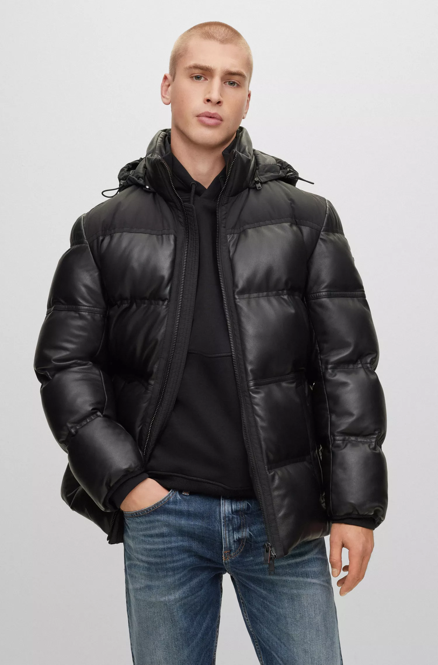 Jaqueta puffer com capuz BOSS em couro napa laranja com detalhes em tecido técnico.