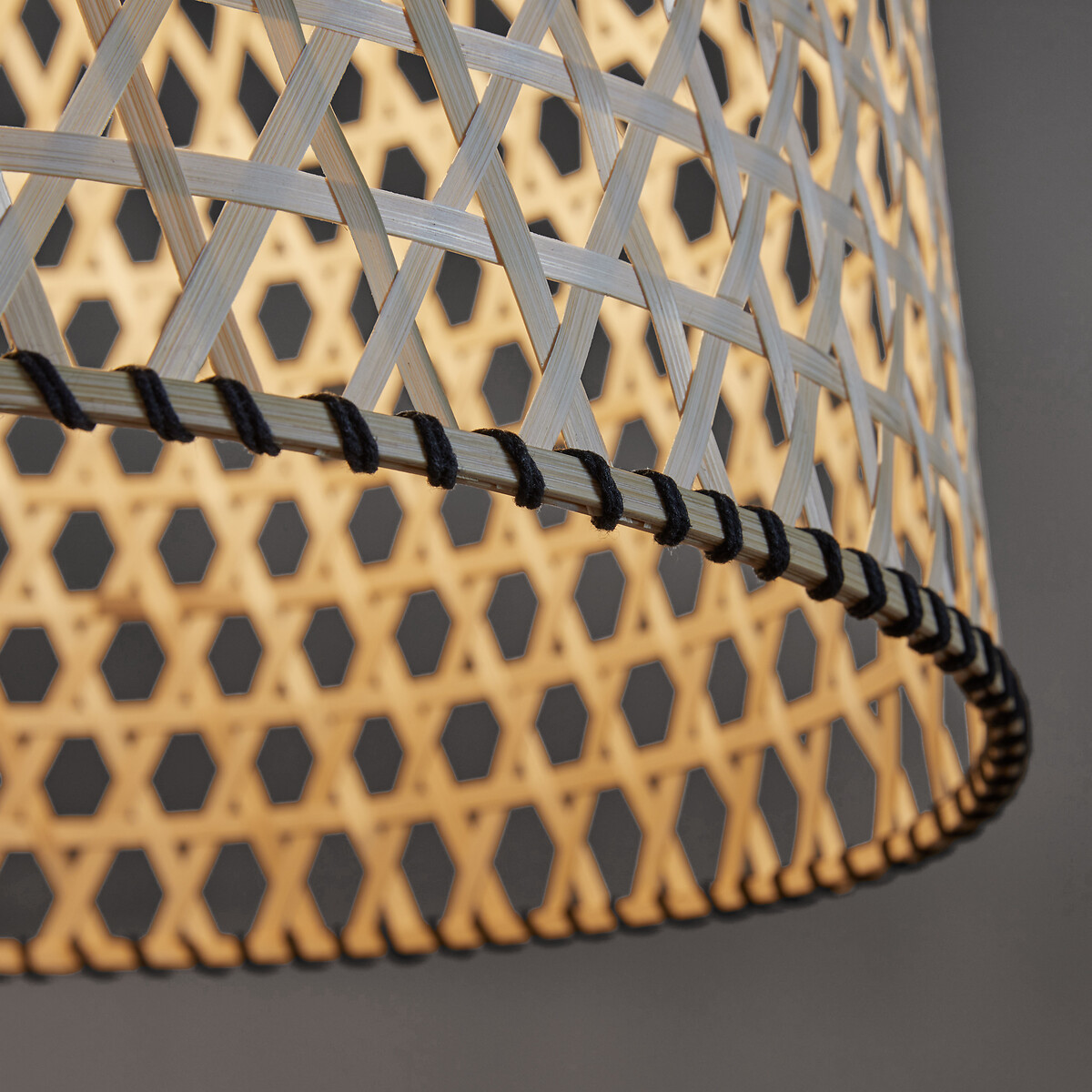 OTTO STUDIO PARA AM.PM<br>Luminária pendente Tribe em bambu e papel trançado