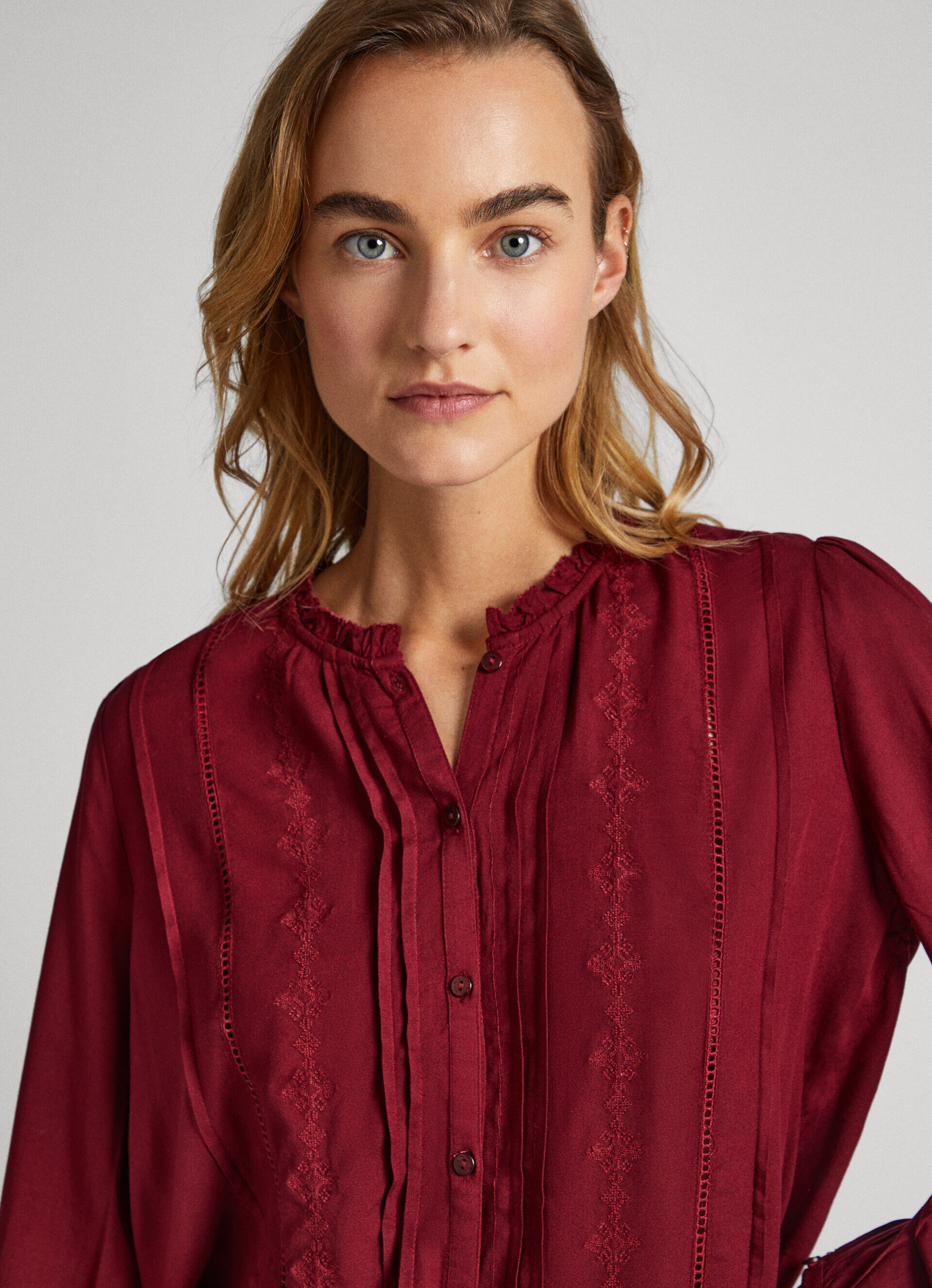 Blusa bordada com corte romântico - vermelho borgonha
