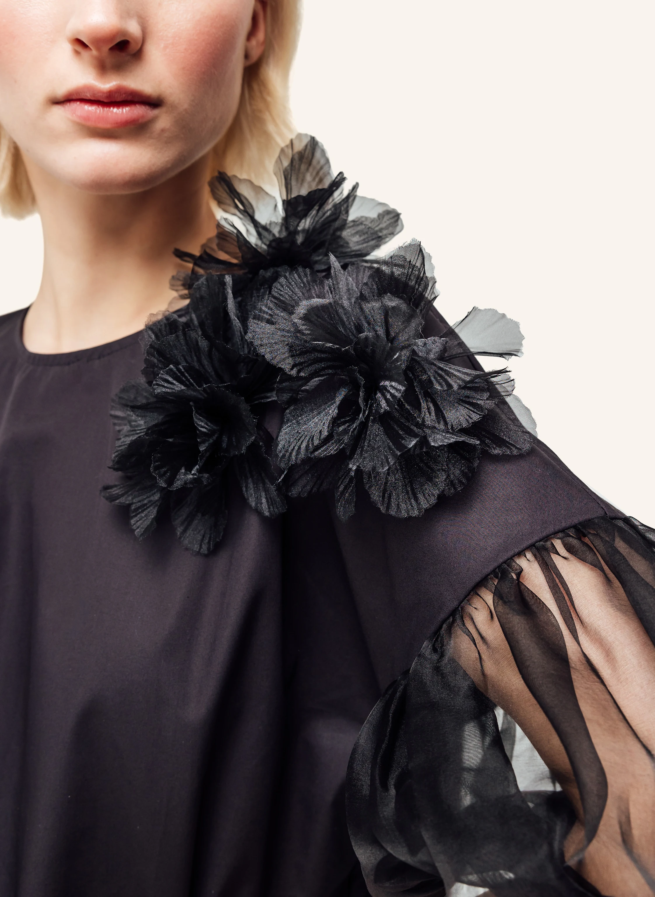 Helene Galwas Bluse mit Blumenapplikationen GABYRE
