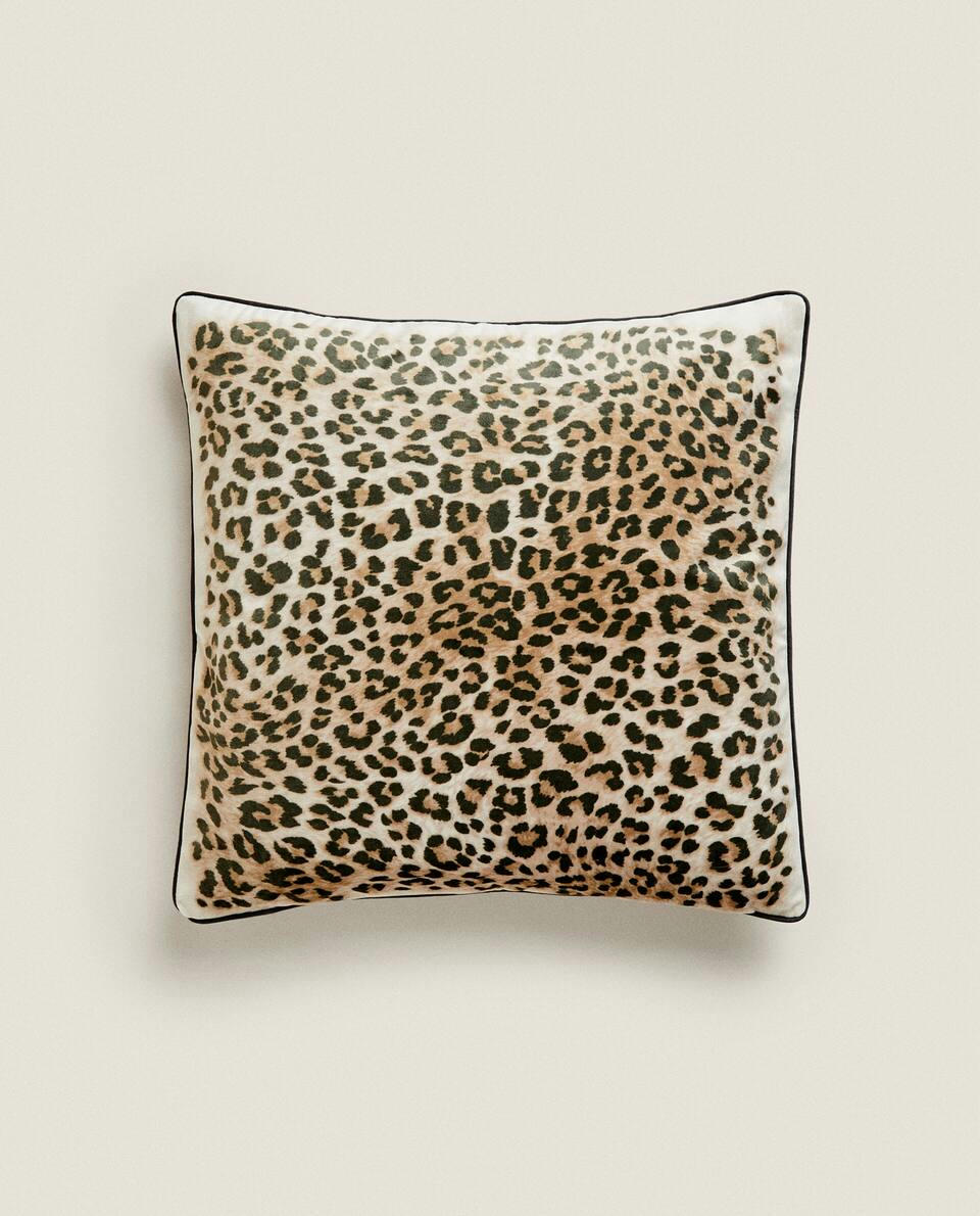 CAPA DE ALMOFADA EM VELUDO COM ESTAMPA DE LEOPARDO