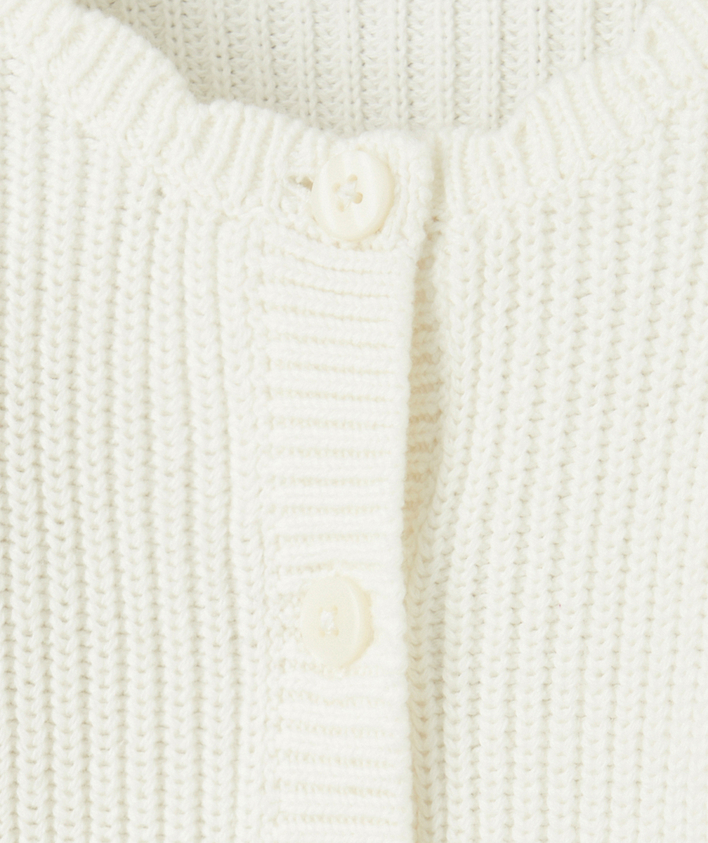 CARDIGAN BÉBÉ FILLE EN MAILLE COTON BIO ÉCRU COL FESTONNÉ