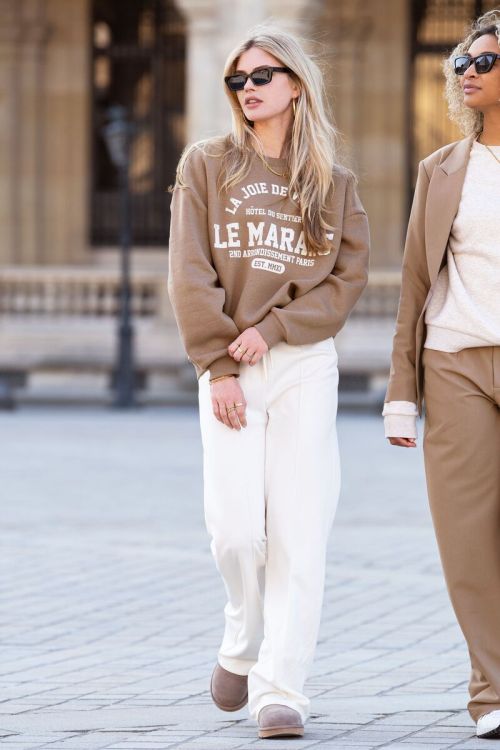 Taupe sweater la joie de vivre