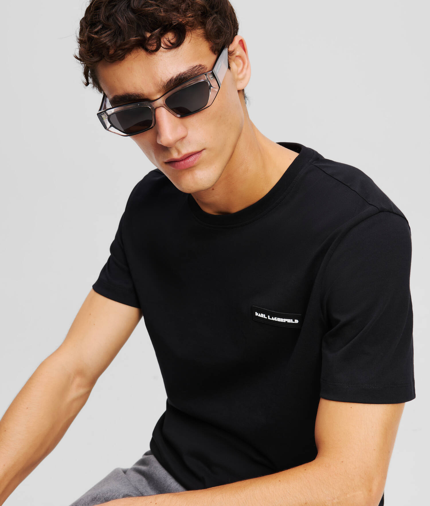 T-SHIRT AVEC ÉCUSSON EN CAOUTCHOUC