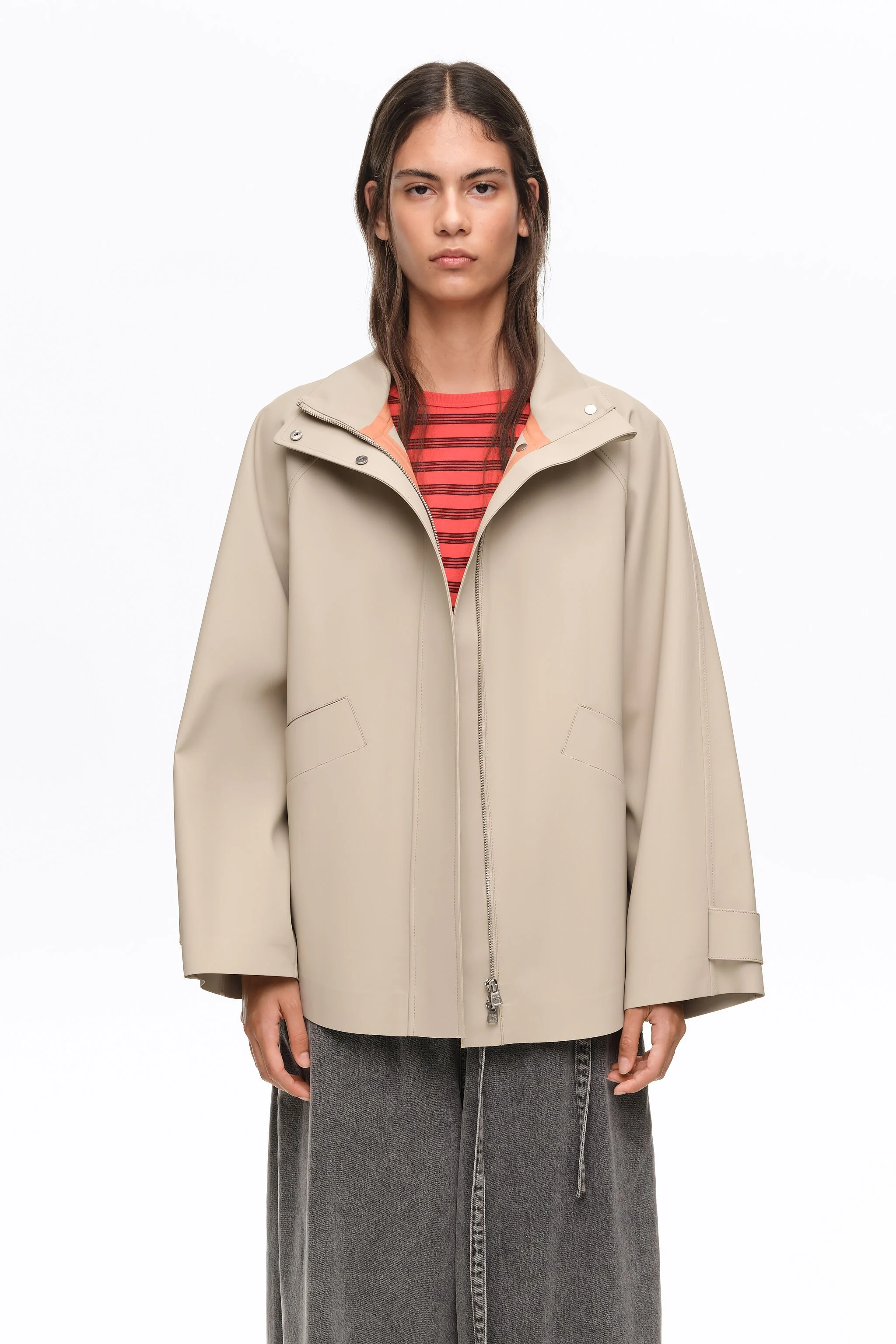 Trench coat curto de gola alta emborrachado cor camelo