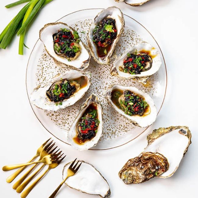 Gestoomde oesters met zwarte bonen