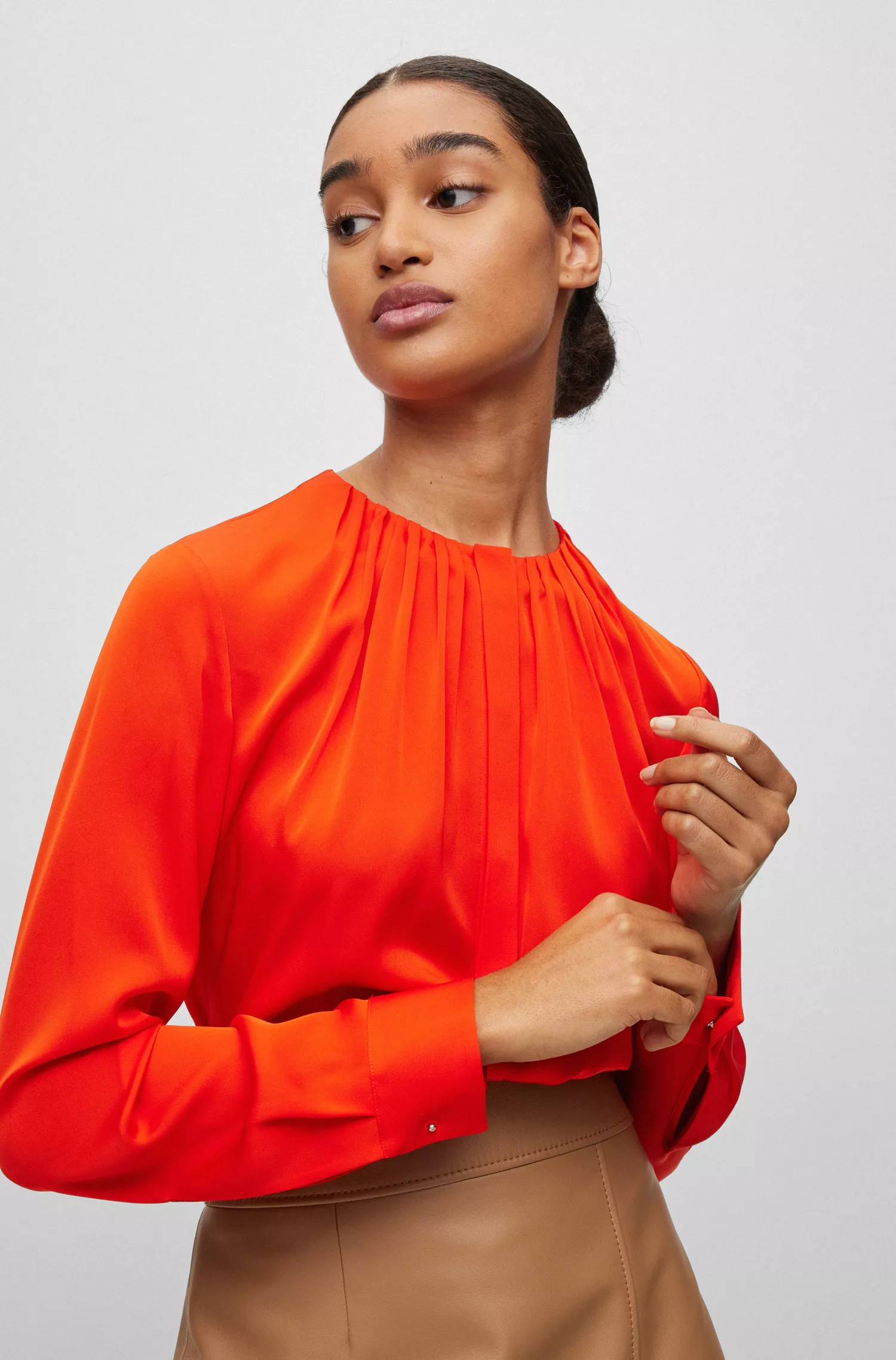 Blusa BOSS preta com decote franzido em crepe de seda elástico.