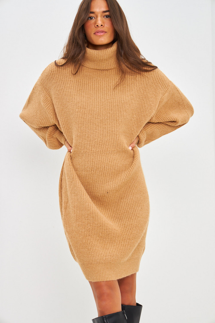 Robe pull en maille camel à col roulé
