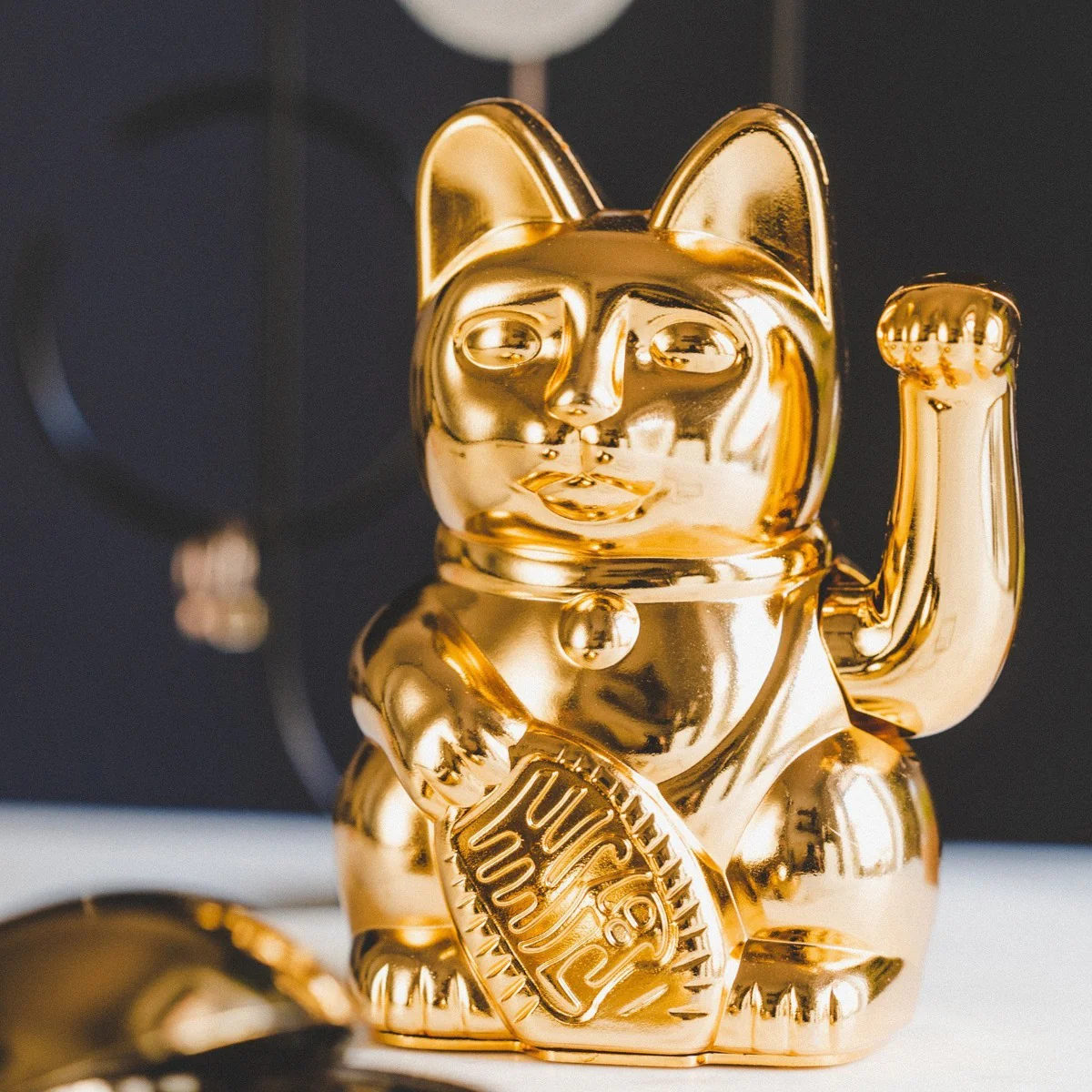 Donkey  Maneki-Neko kat - guldfarvet