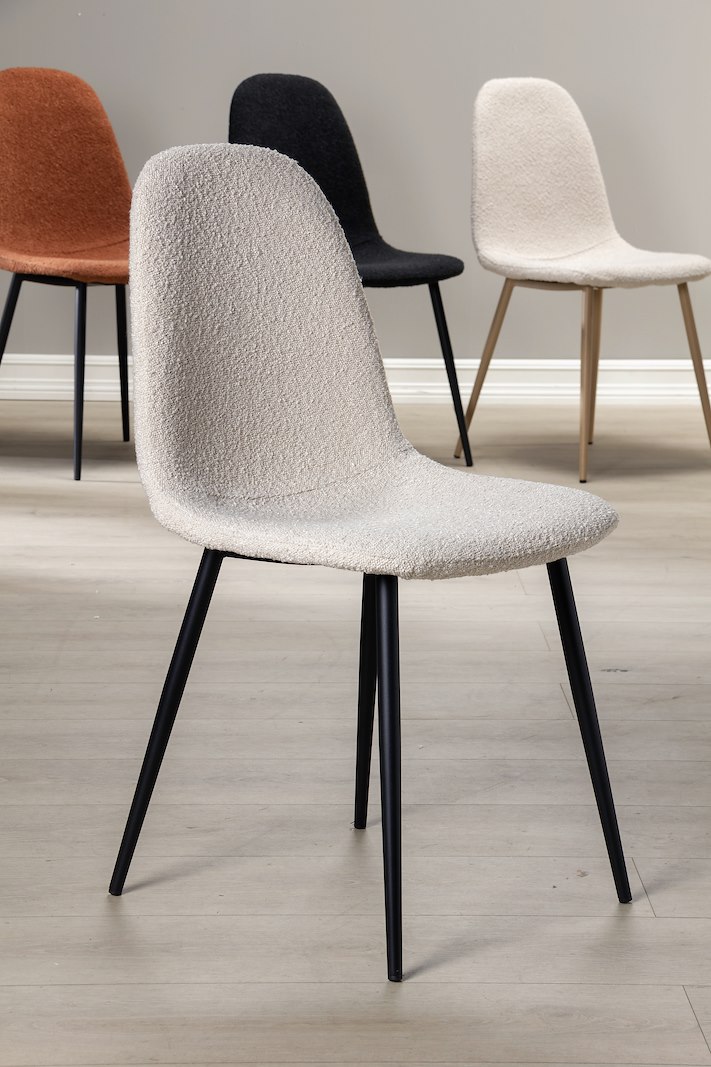 Billie spisestol I tekstil offwhite bouclé med sortlakkerte metall ben.