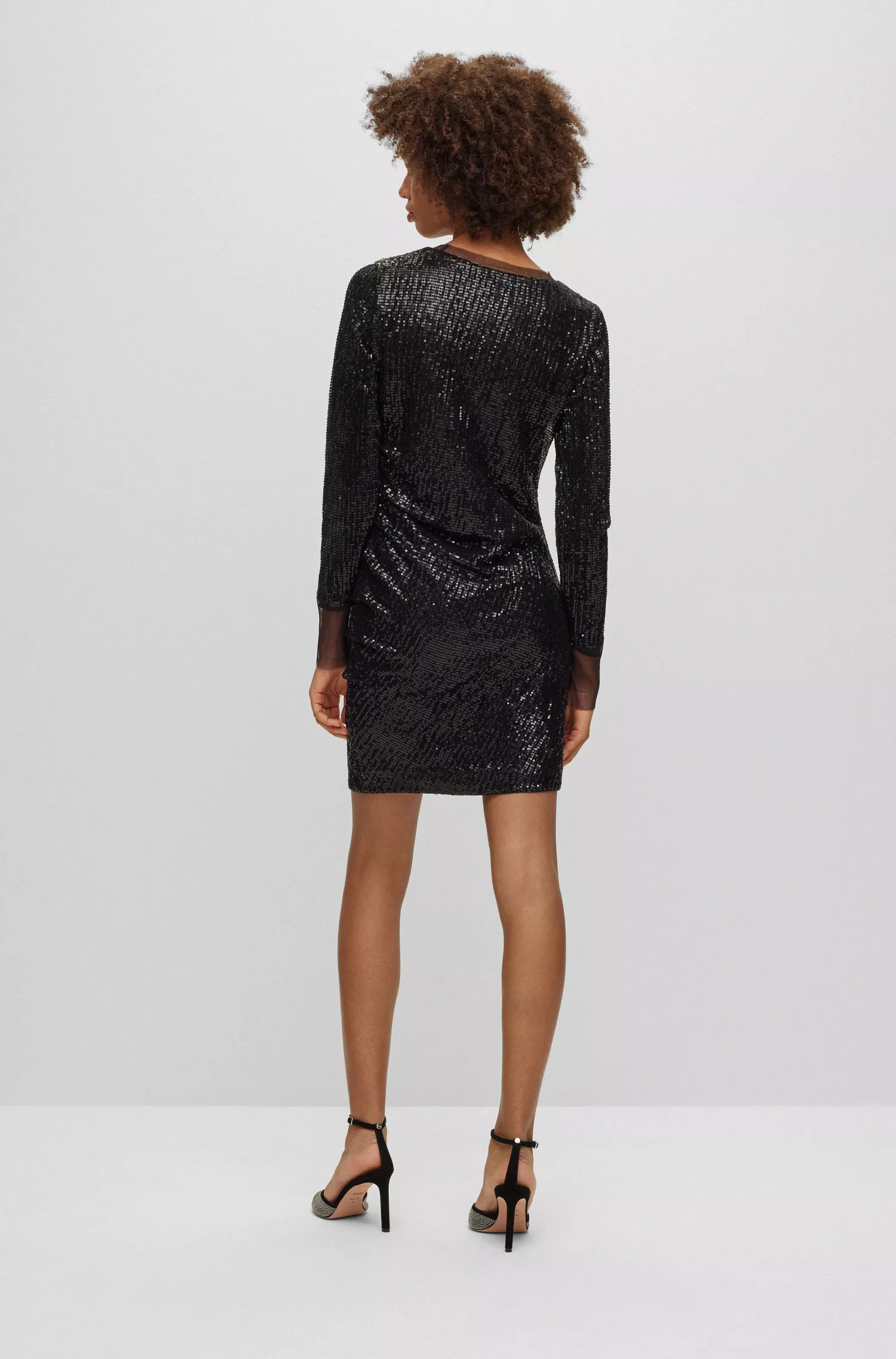 Vestido preto justo da BOSS com aplicações de lantejoulas.