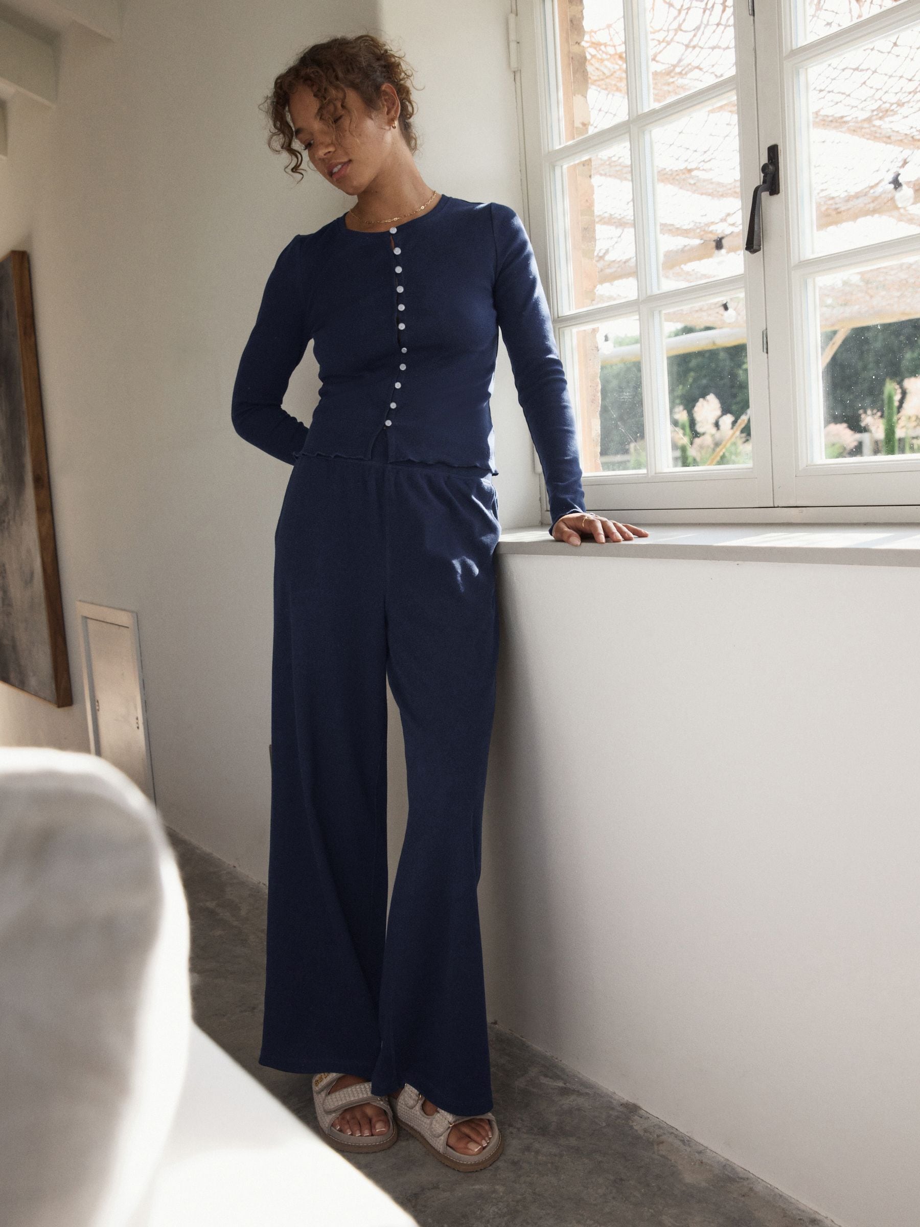 Marineblauw - self. Geribbelde pyjama met knopen