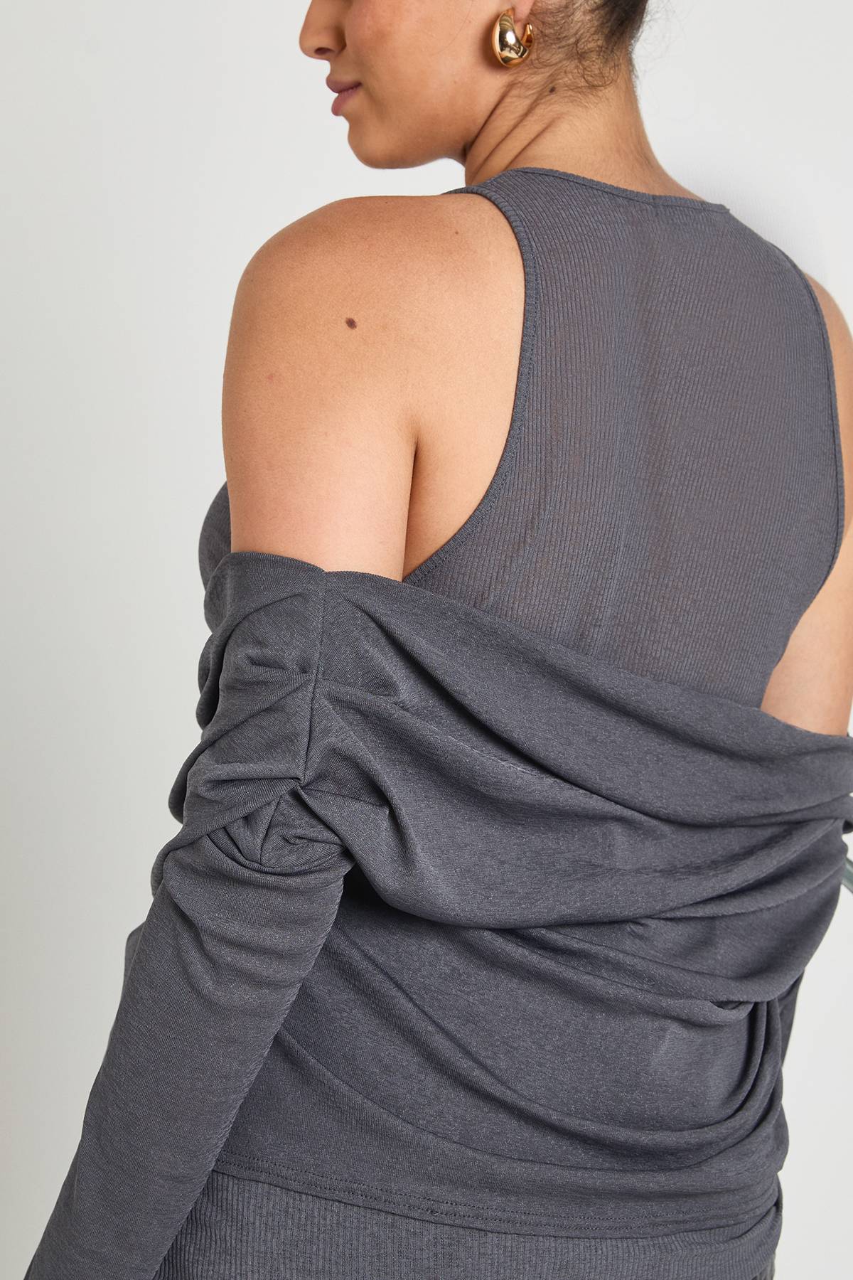 boohoo Haut Grande Taille À Manches Longues Asymétrique Effet Superposé 2-en-1