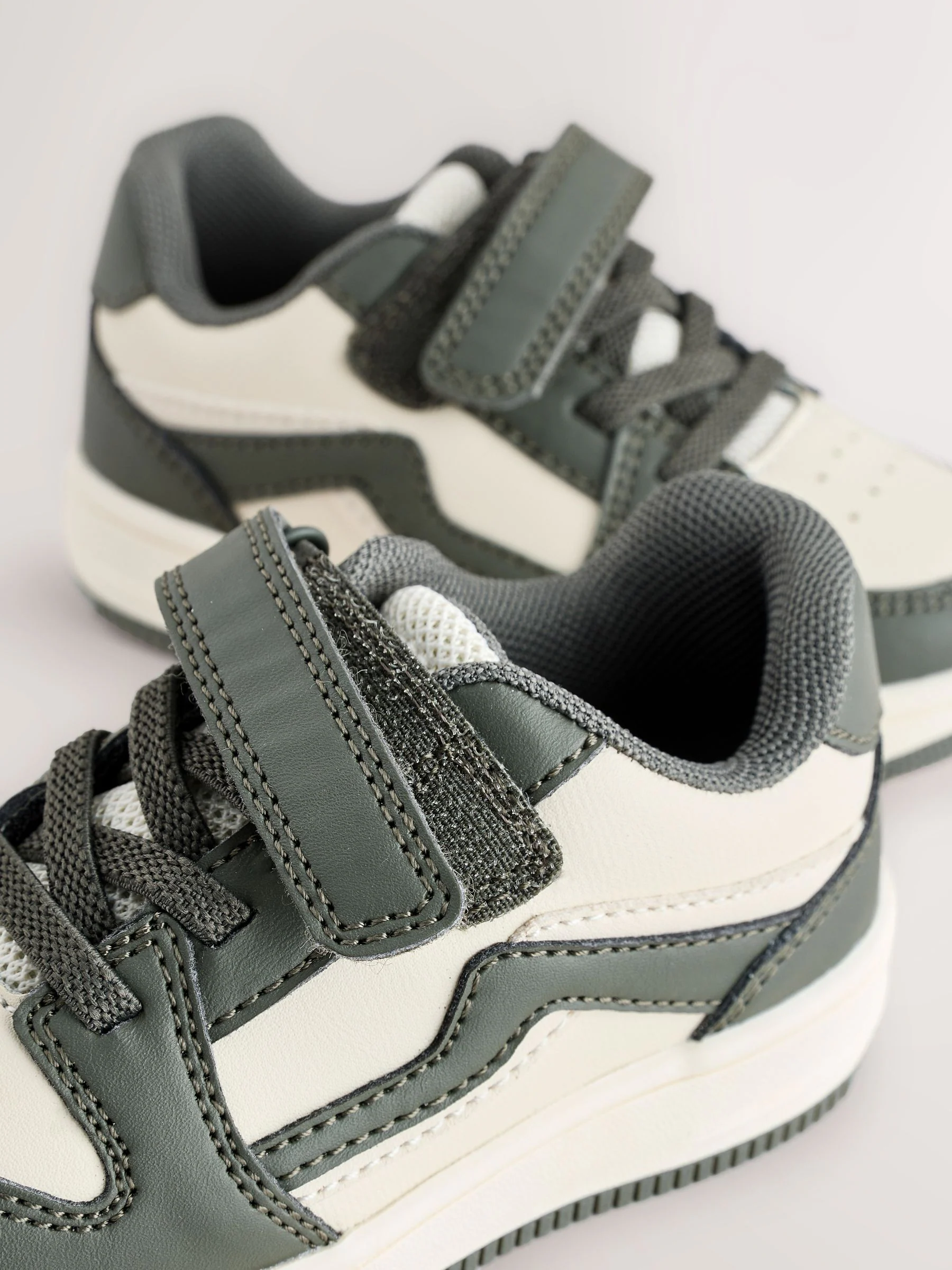 Kakigroen - Sneakers met klittenbandsluiting en elastische veters