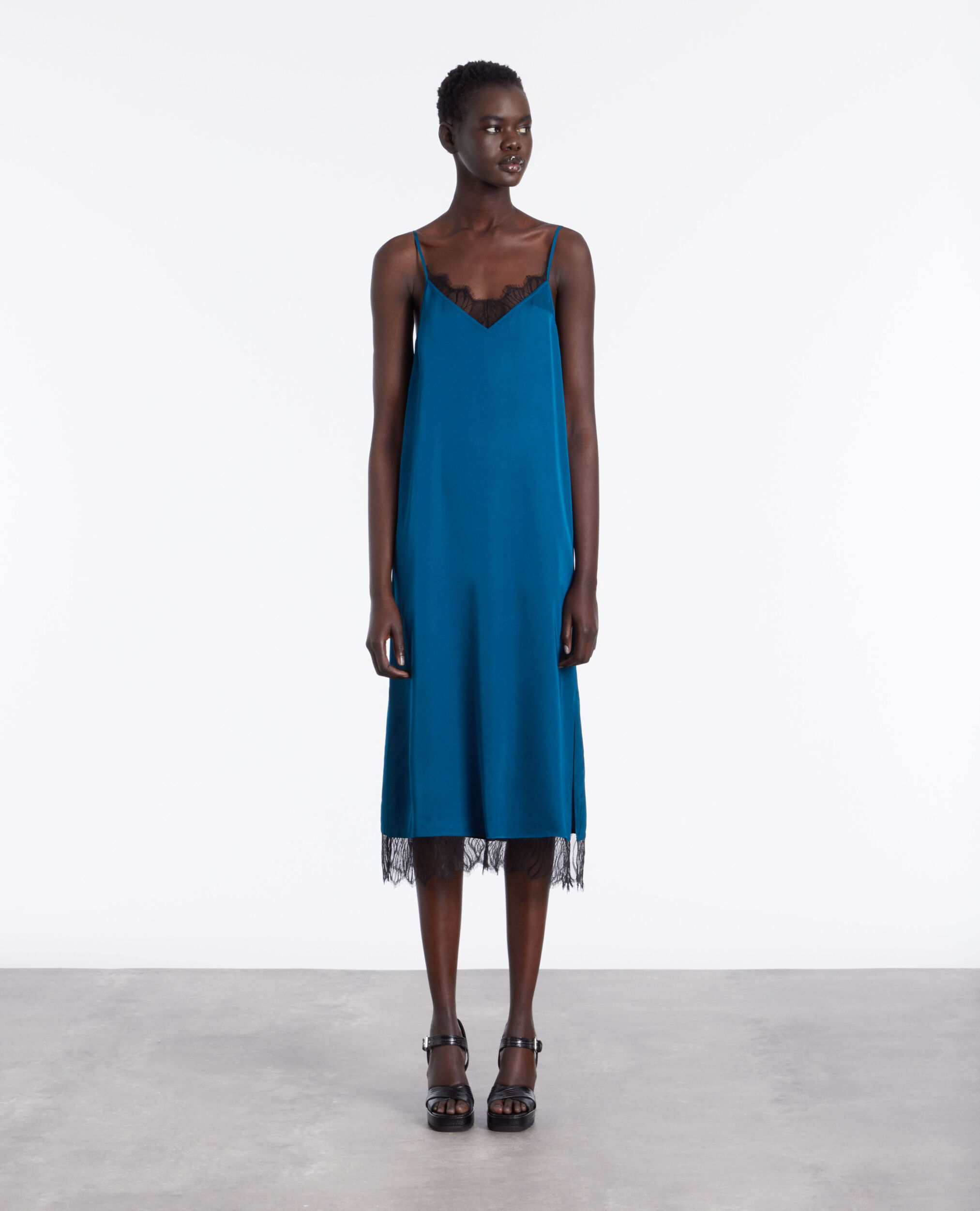 Robe nuisette longue bleue avec détails en dentelle
