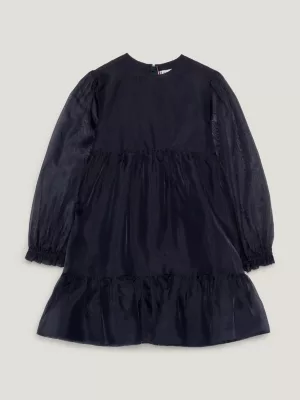 Vestido de organza com camadas, modelagem acinturada e evasê