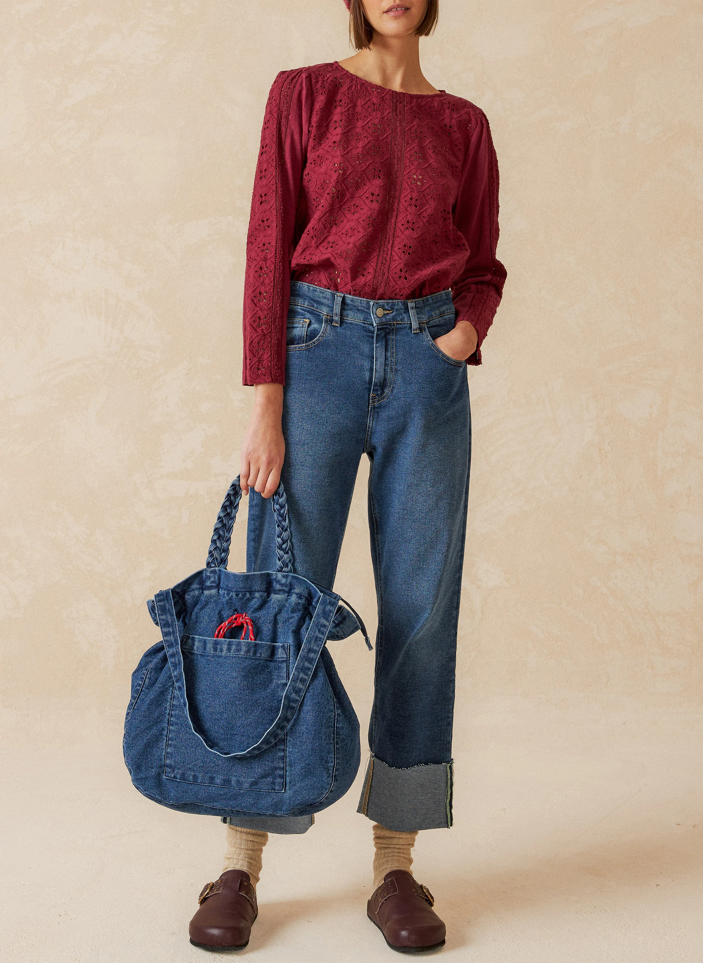 Top droit col rond brodé en coton | Rouge