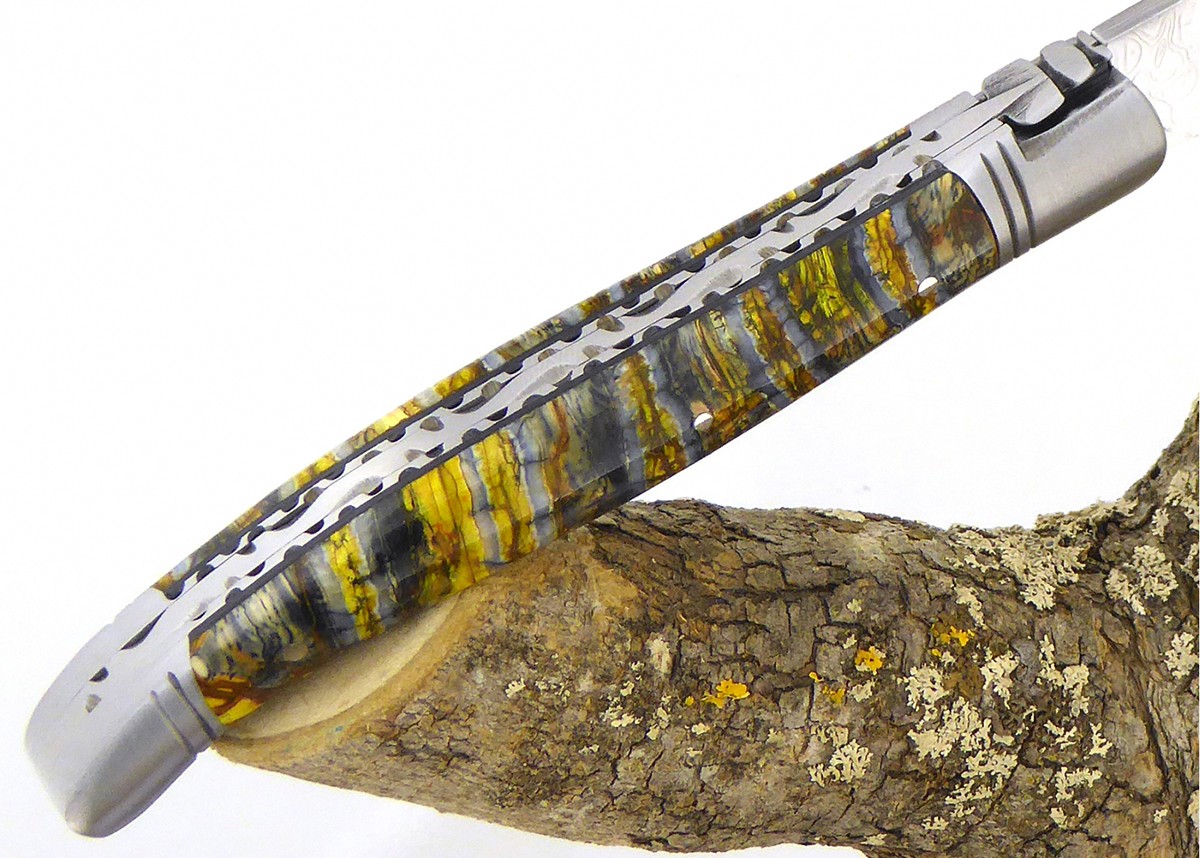 Couteau Laguiole avec un manche en Molaire de Mammouth teintée doré