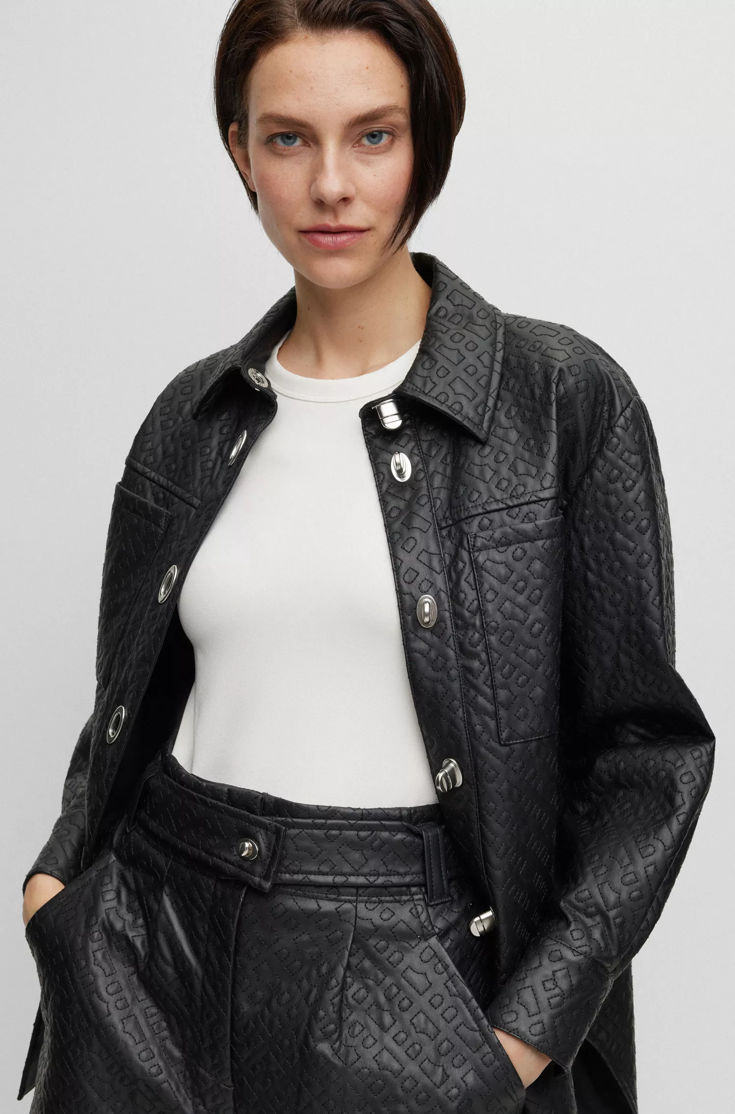 Camiseta BOSS preta de corte slim em tecido misto de modal e elastano.
