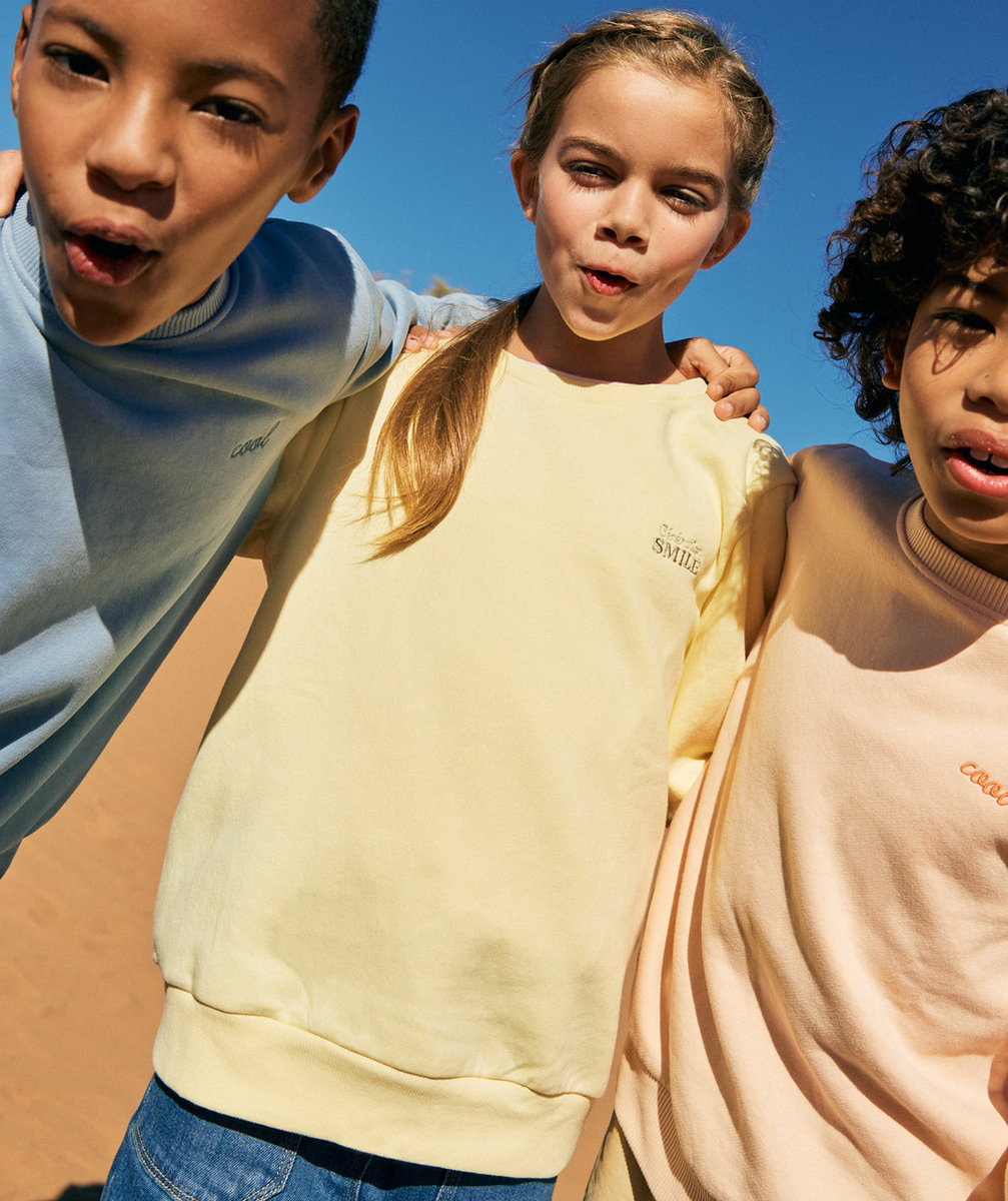 SWEAT GARÇON EN FIBRES RECYCLÉES JAUNE ET MESSAGE BRODÉ