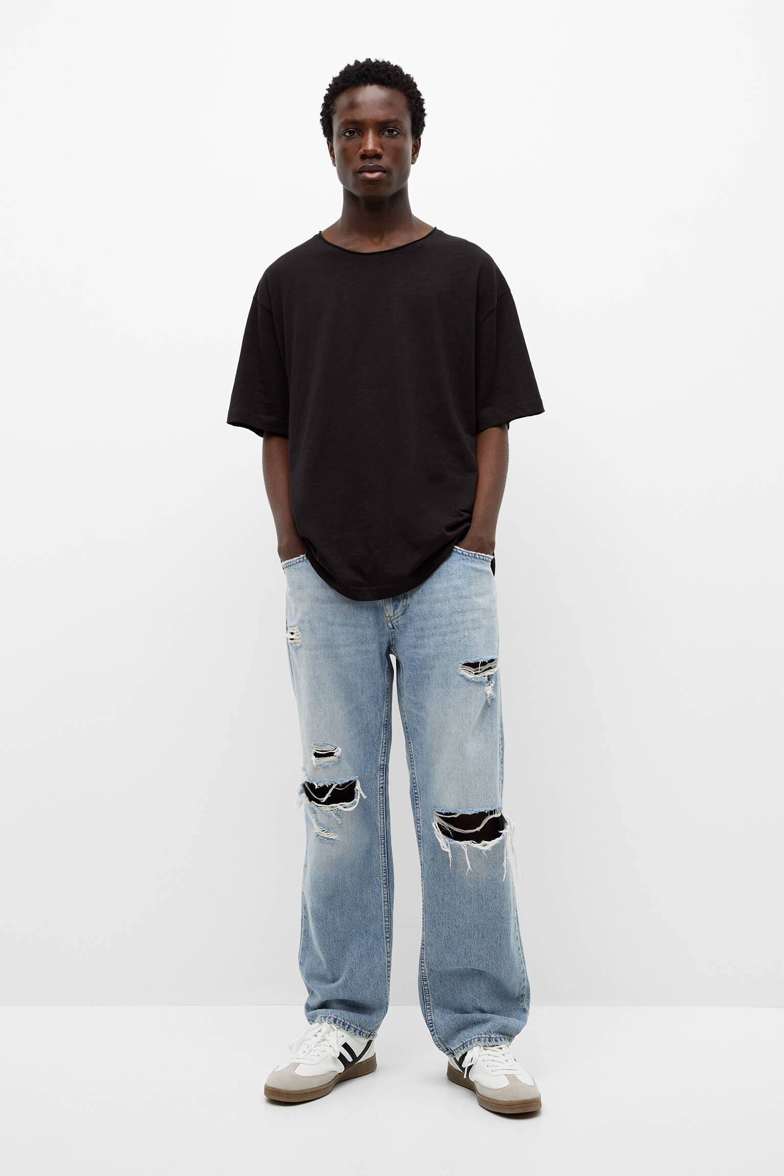 CALÇA JEANS BÁSICA DE PERNA LARGA RASGADA - AZUL MÉDIO