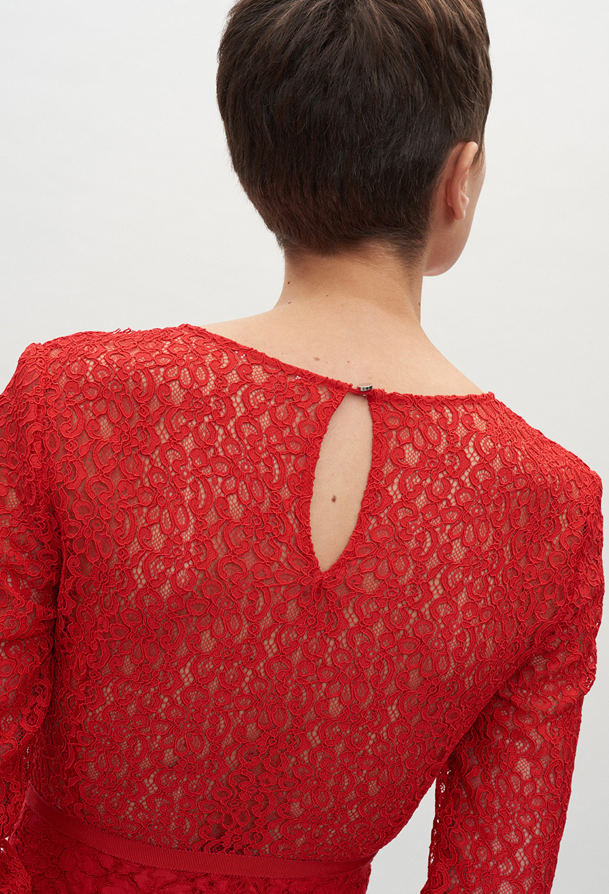 Robe longue en guipure rouge