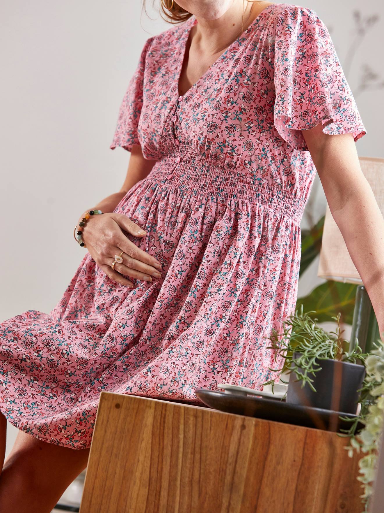 Vestido curto de crepe estampado, rosa claro, ideal para gestantes e lactantes.