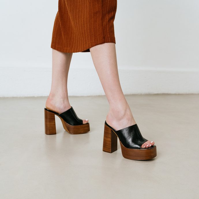 Mules à talons et bouts ouverts  en cuir vieilli noir