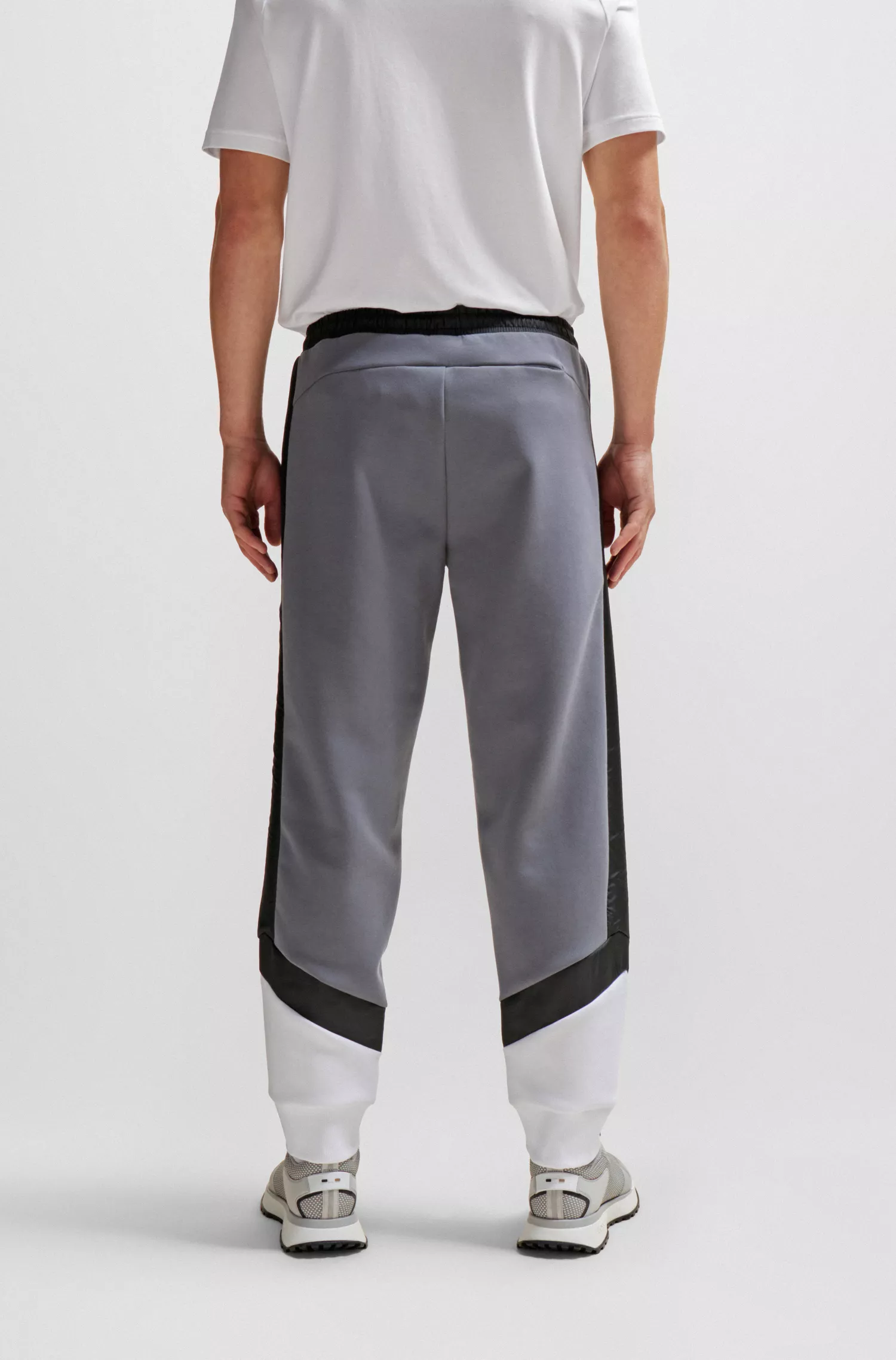 Calça de fato de treino BOSS verde, em tecido misto, com logótipo estampado.