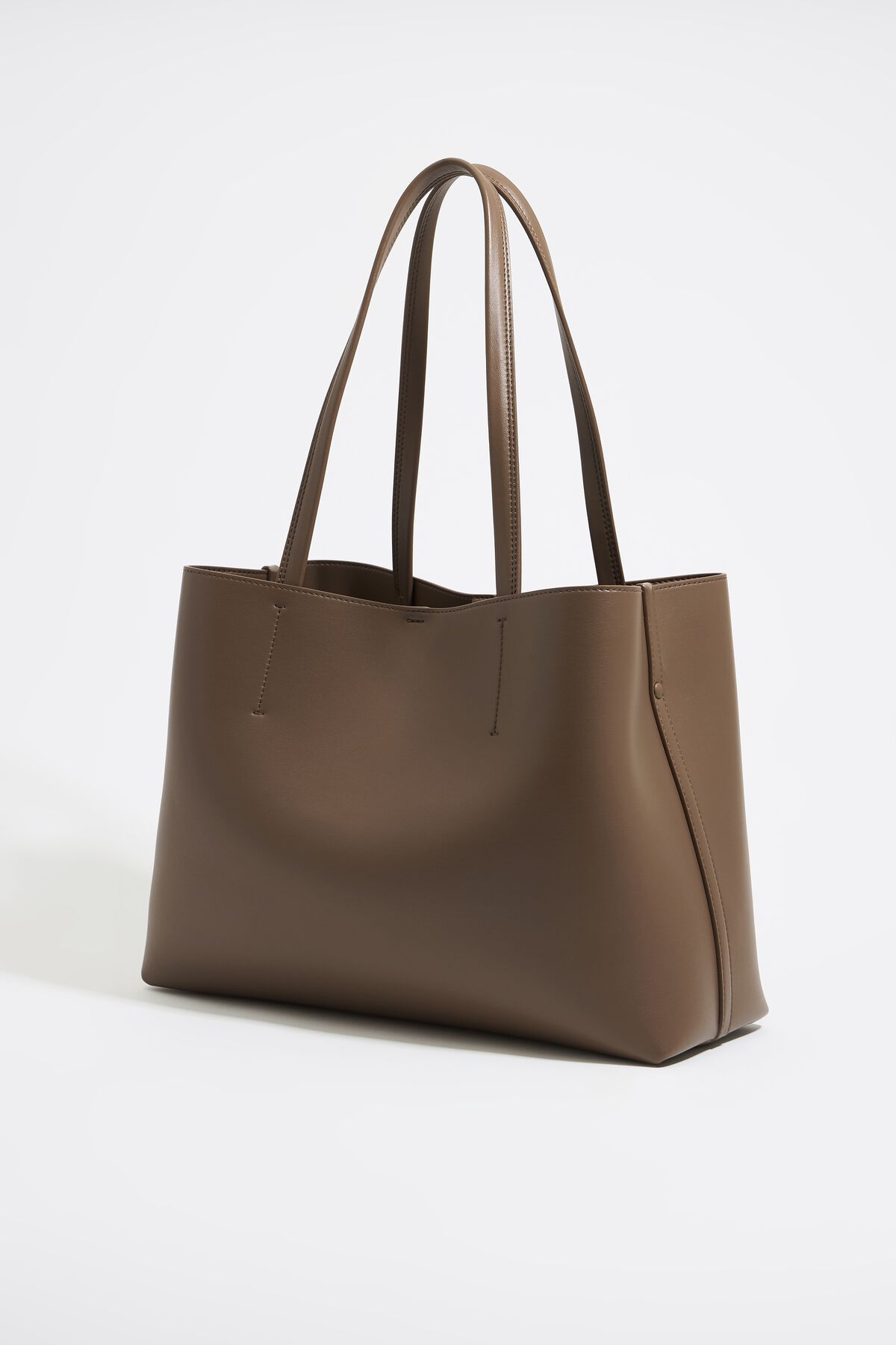Bolsa grande estilo Chihuahua em couro taupe escuro.