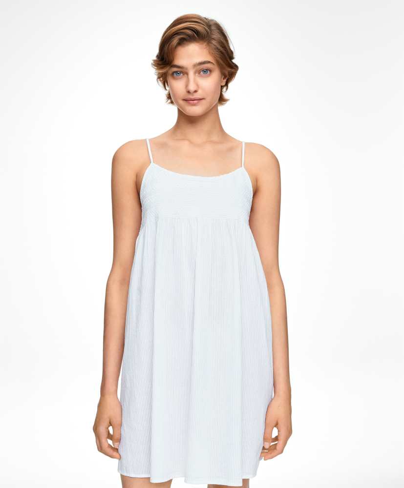 Camisola curta com pregas e alças.