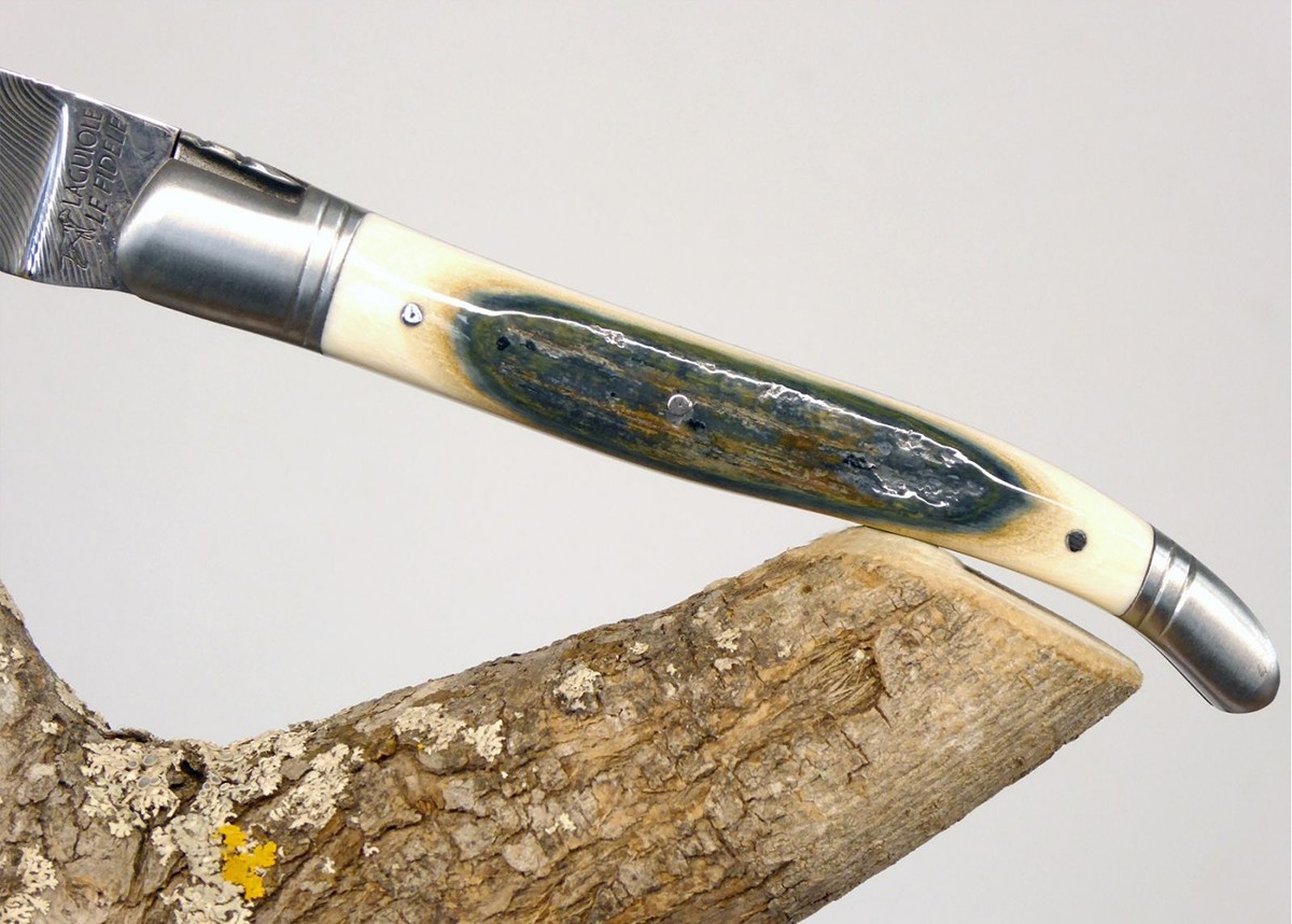 Couteau Laguiole avec une lame Damas et un manche en ivoire de Mammouth