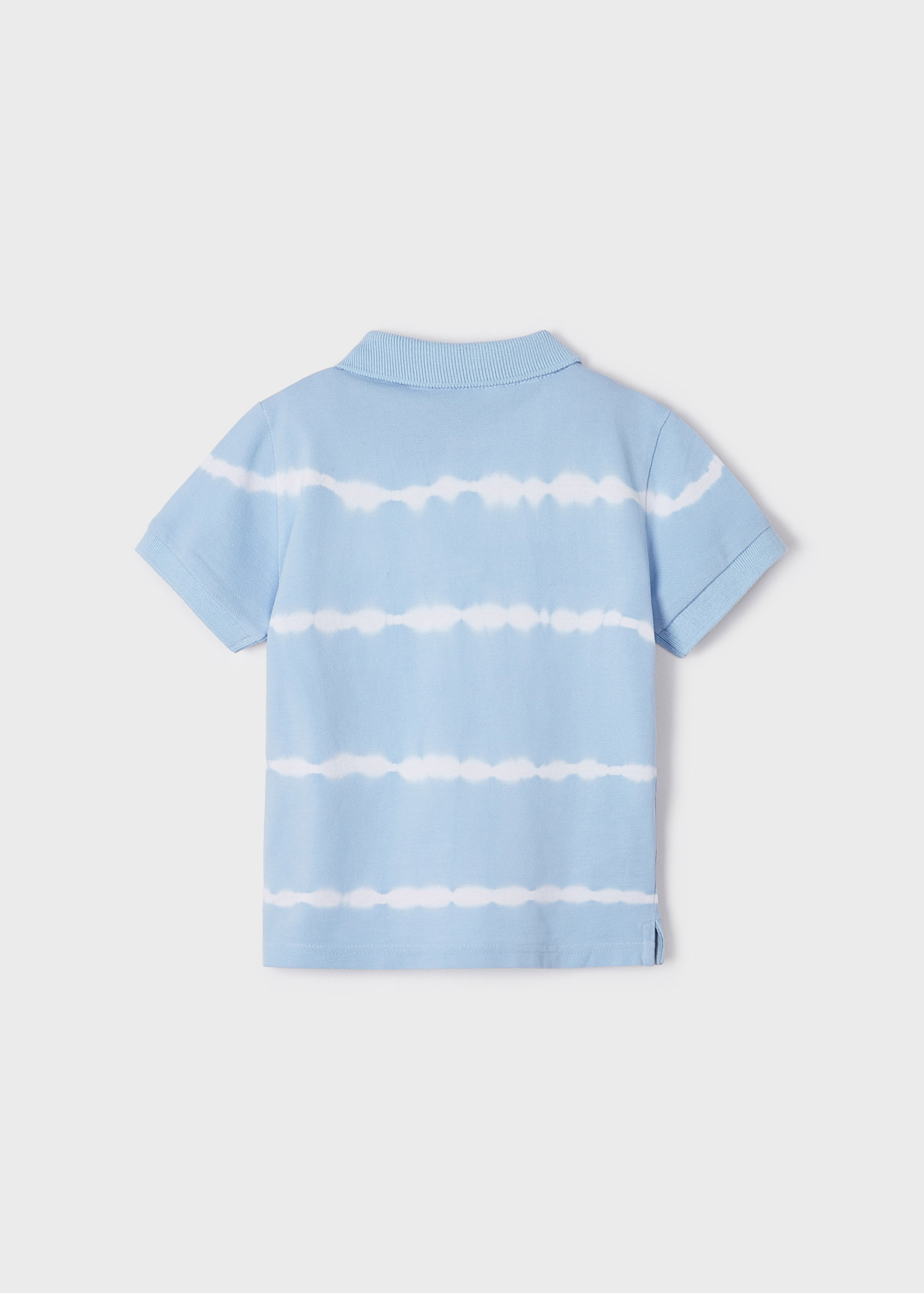 Camisa polo infantil de algodão com estampa tie-dye e mangas curtas.