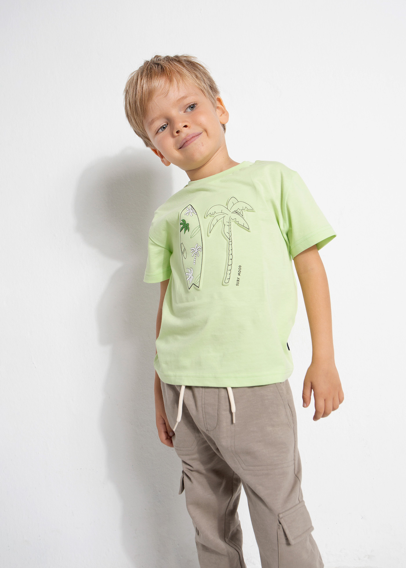 Camiseta infantil masculina em algodão sustentável com estampa.