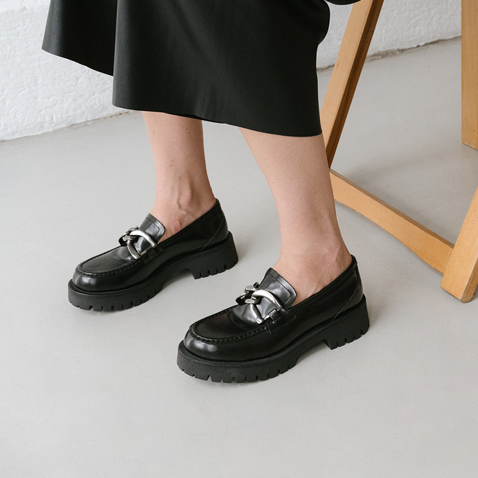 Mocassins à talons plats et mords  en cuir glacé noir