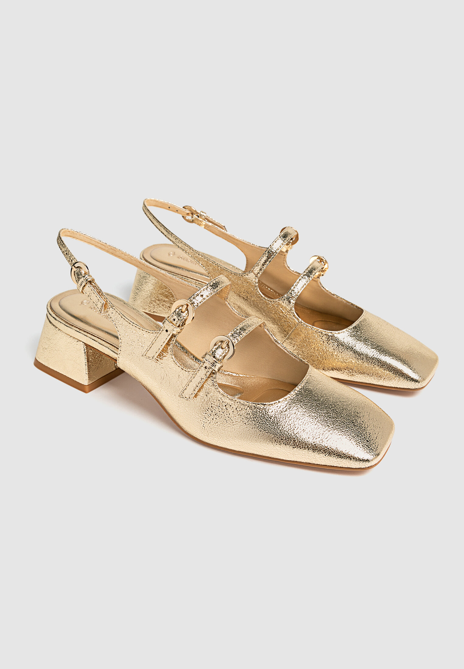 Sapatos dourados de salto alto estilo bailarina