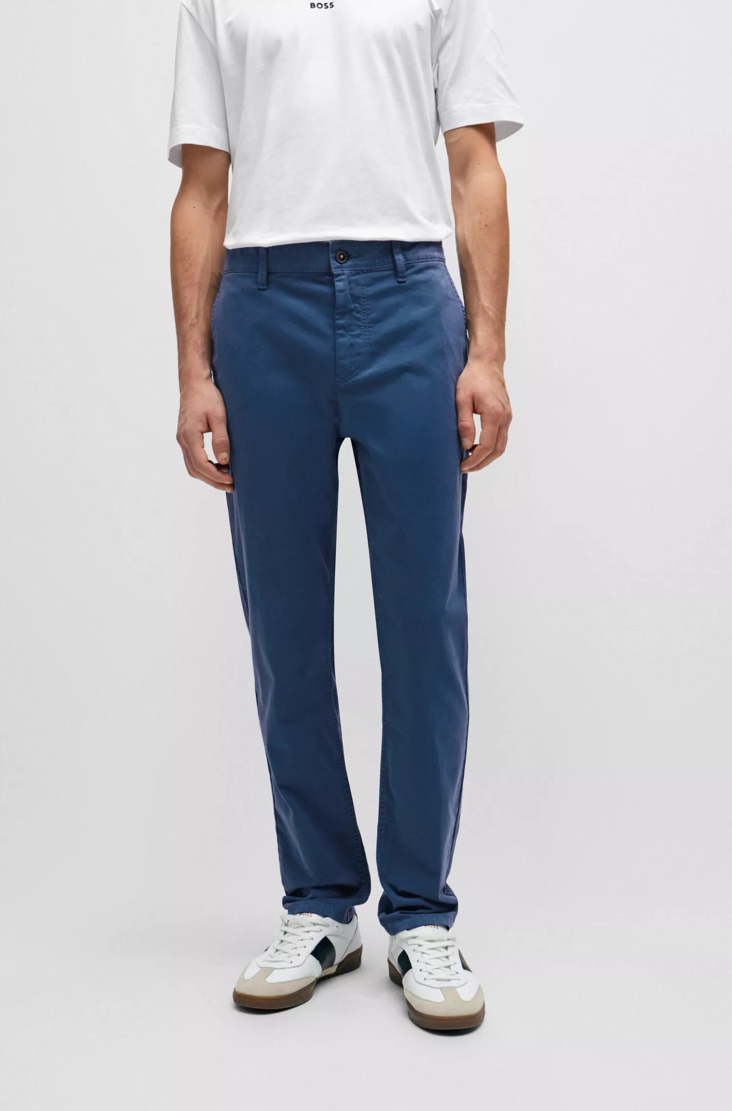 Calça chino BOSS laranja, corte afunilado, em cetim de algodão elástico.