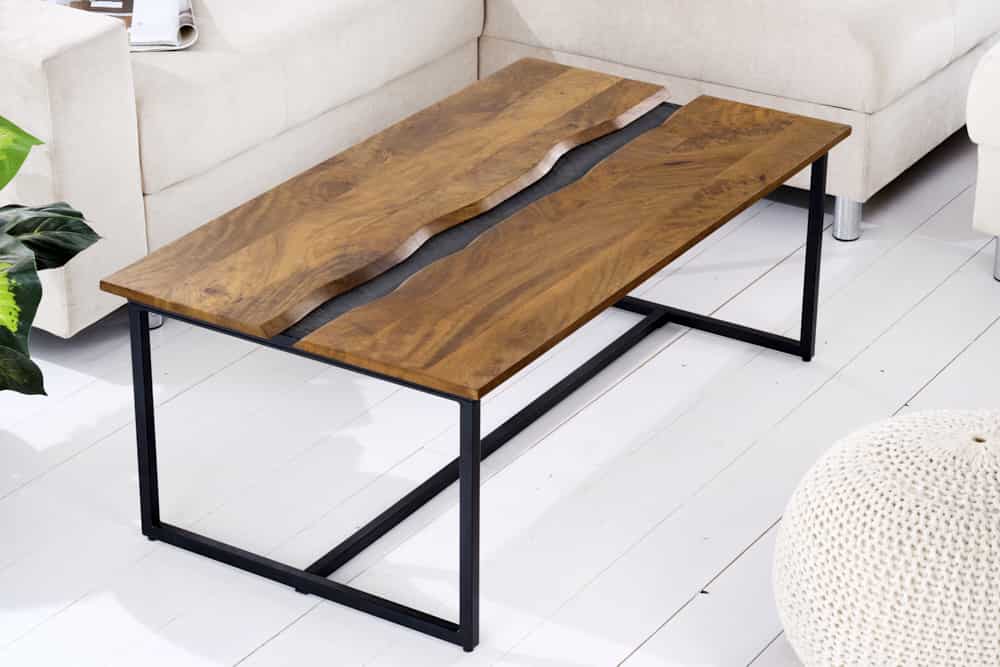 Massiver Couchtisch AMAZONAS 110cm Mangoholz Metall schwarz Baumkante Honey Finish