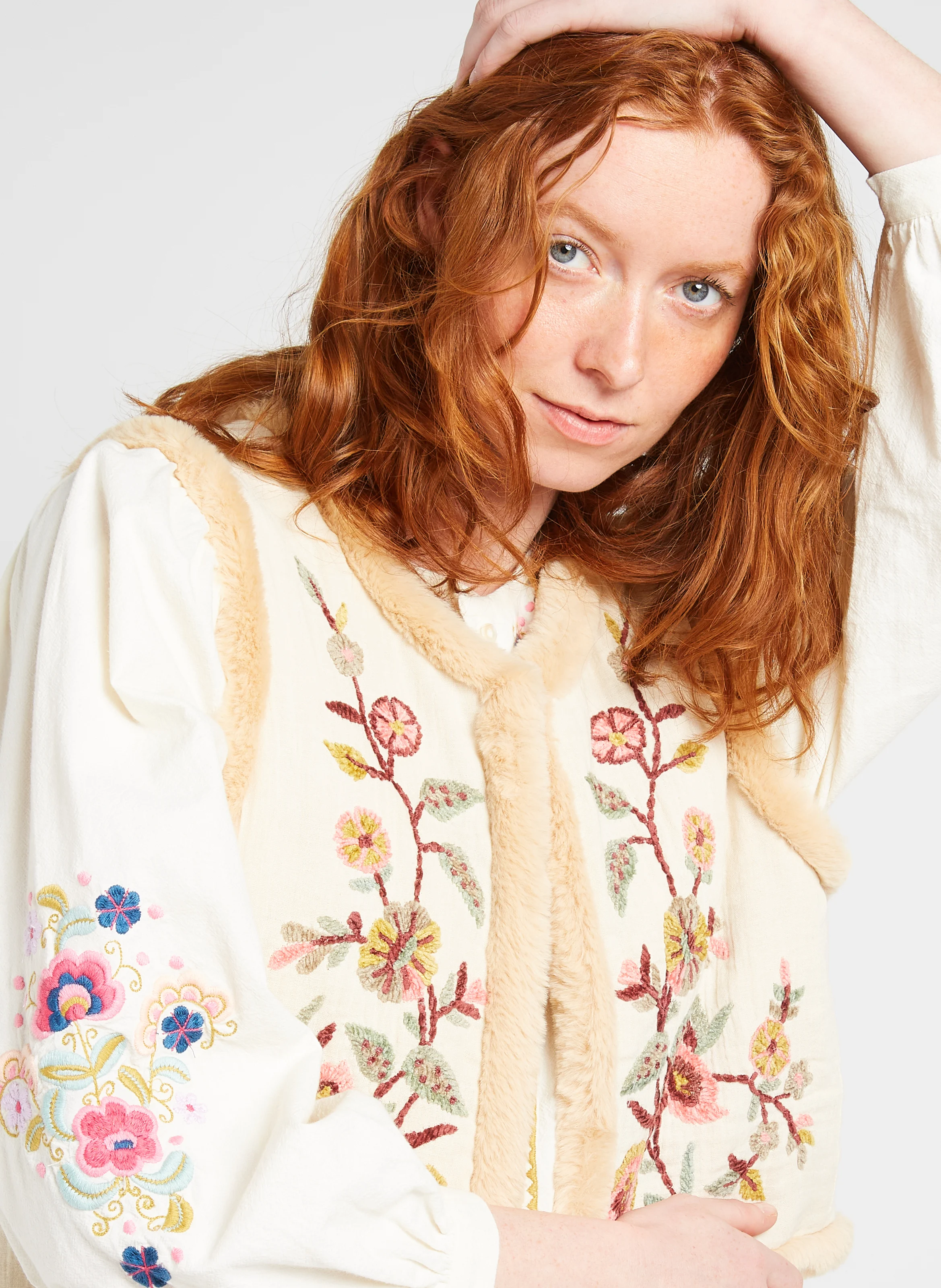RENEE - Veste col rond brodée en coton bio | Beige