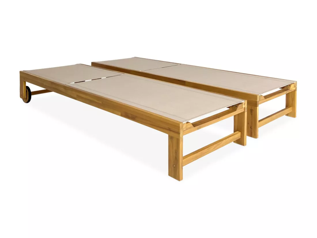 Lot de 2 bains de soleil en bois d'acacia et textilène beige. multi positions avec roulettes