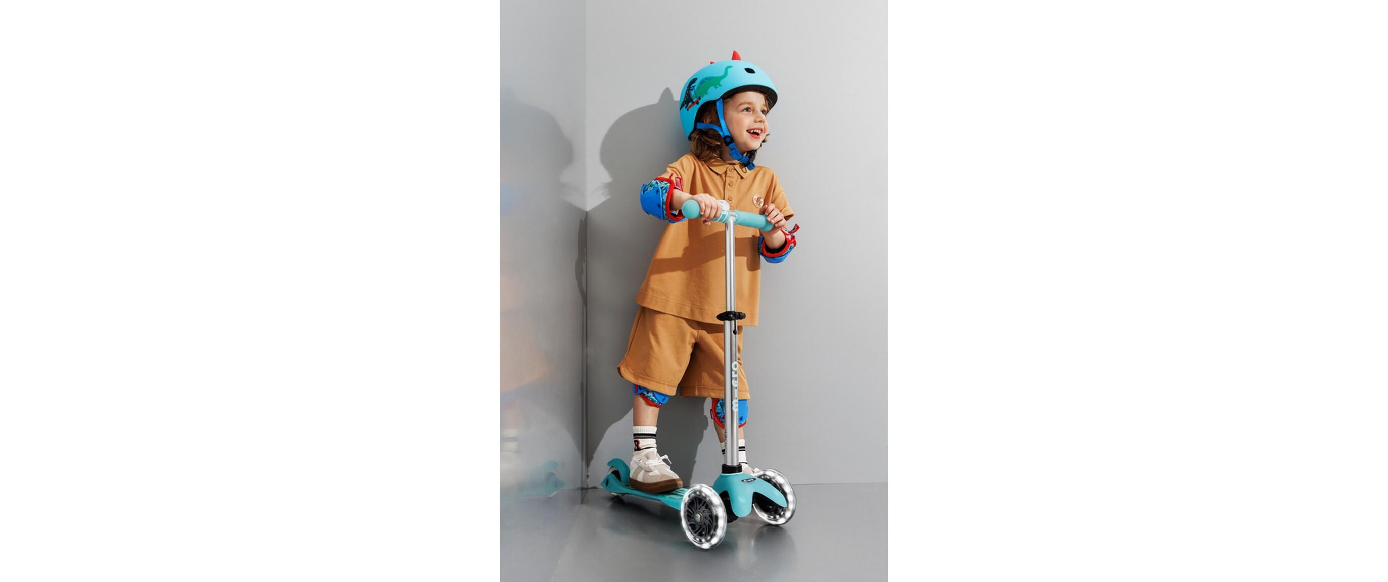 Kickboard Mini Micro Deluxe Glow LED HellblauScooter für Kinder