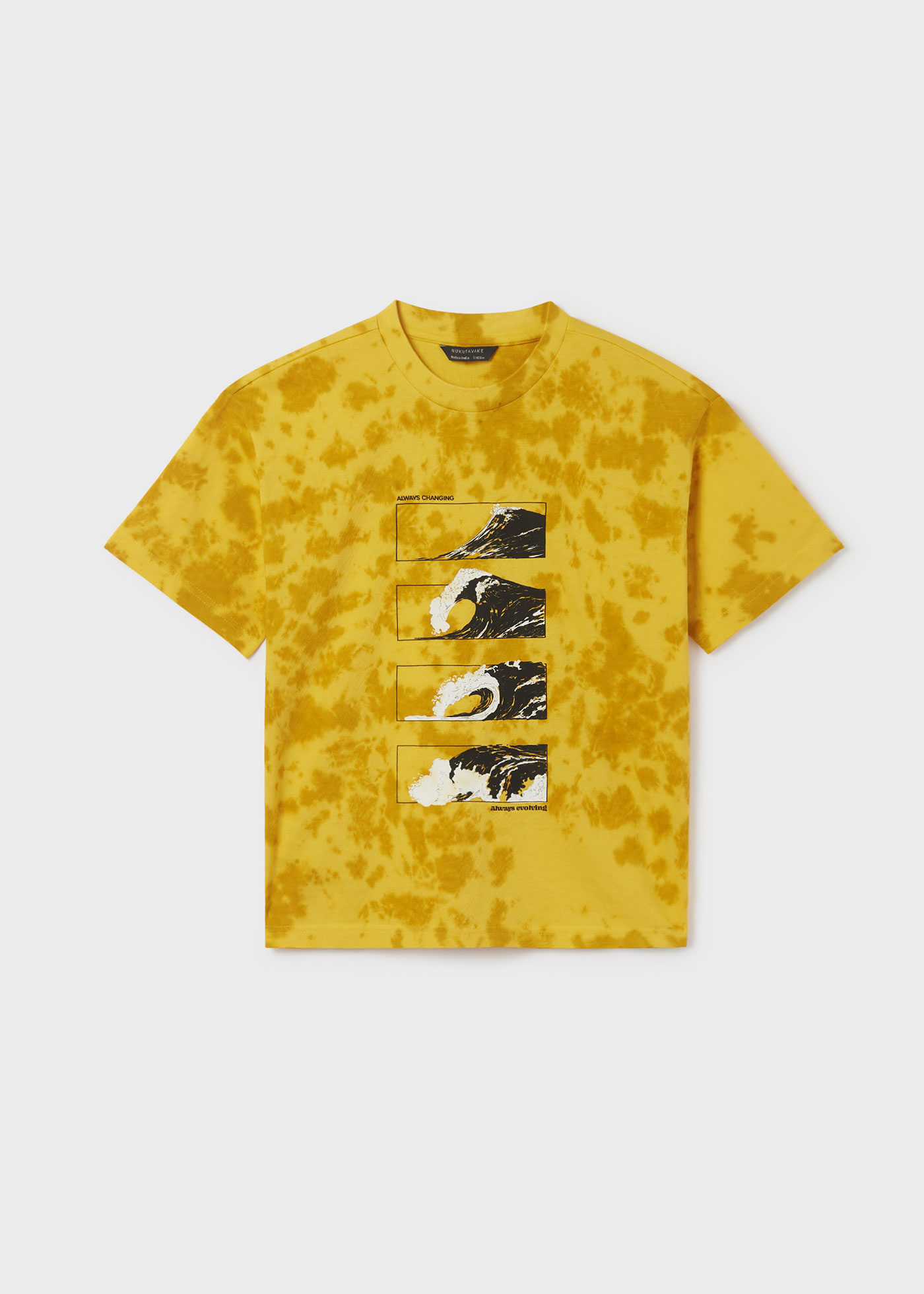 Camiseta infantil de algodão tie-dye com estampa.